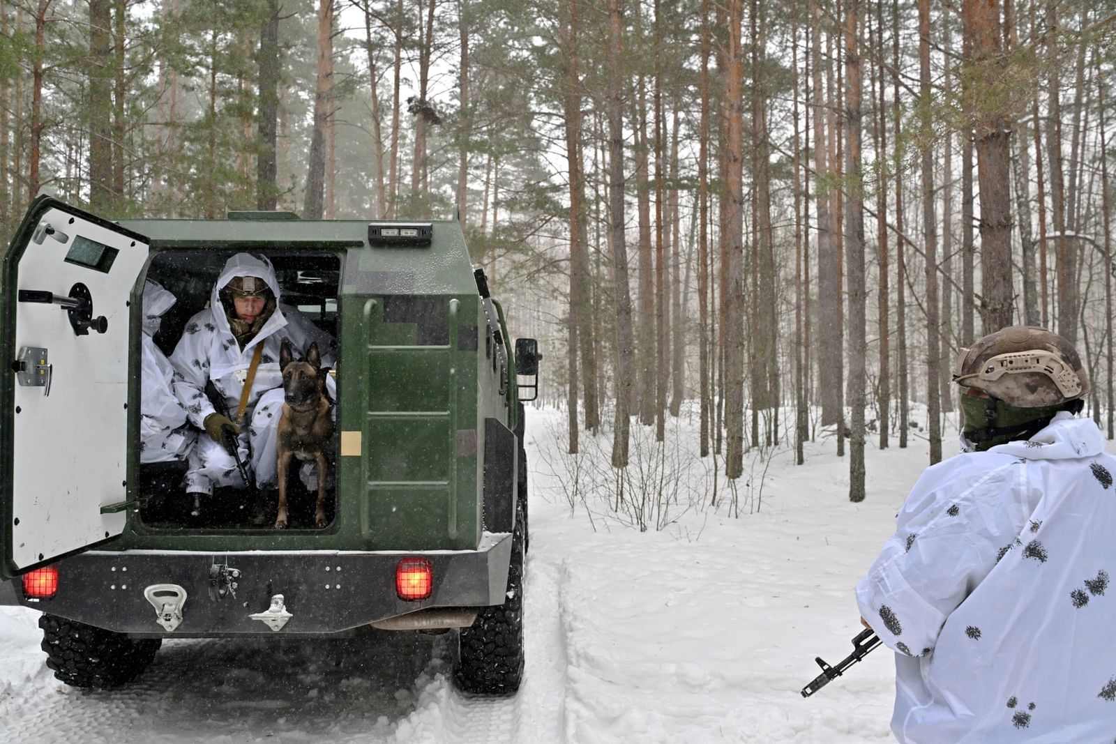Украинские военные патрулируют засыпанную снегом границу с Беларусью. 24 января / Sergei Supinsky / AFP