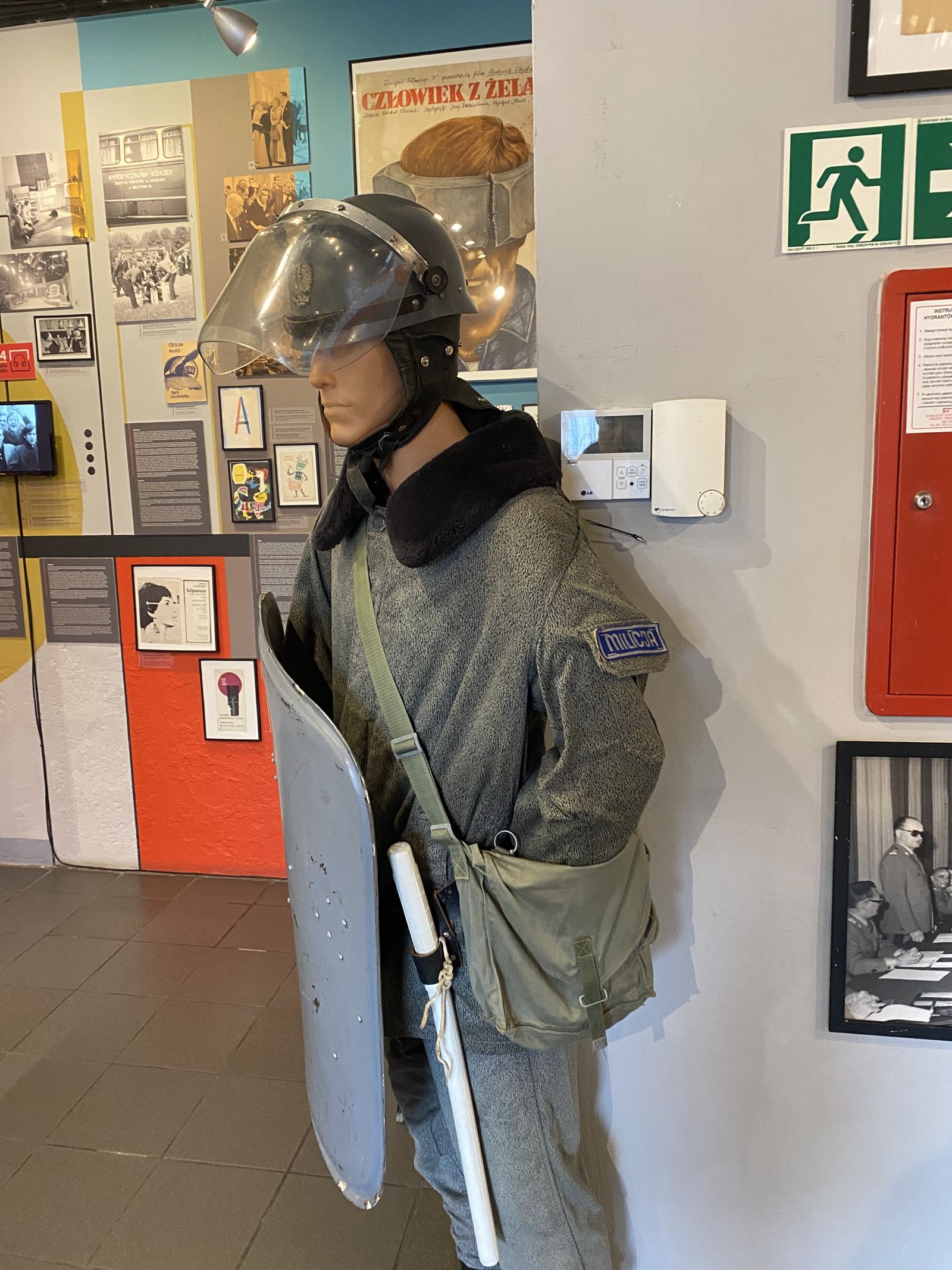 Экипировка бойца «моторизированной поддержки гражданской милиции» (ZOMO), экспозиция музея жизни в&nbsp;ПНР, Варшава. Фото автора