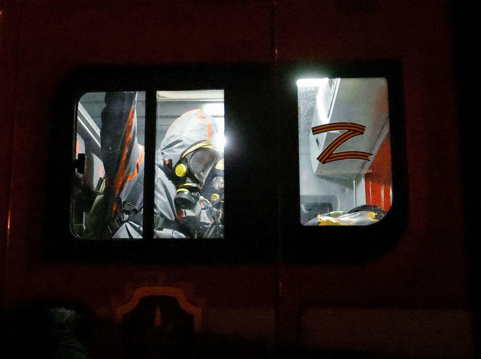 Пожарные в служебной машине с буквой Z готовятся к обстрелу пивоварни в Донецке. 10 августа / Alexander Ermochenko / Reuters