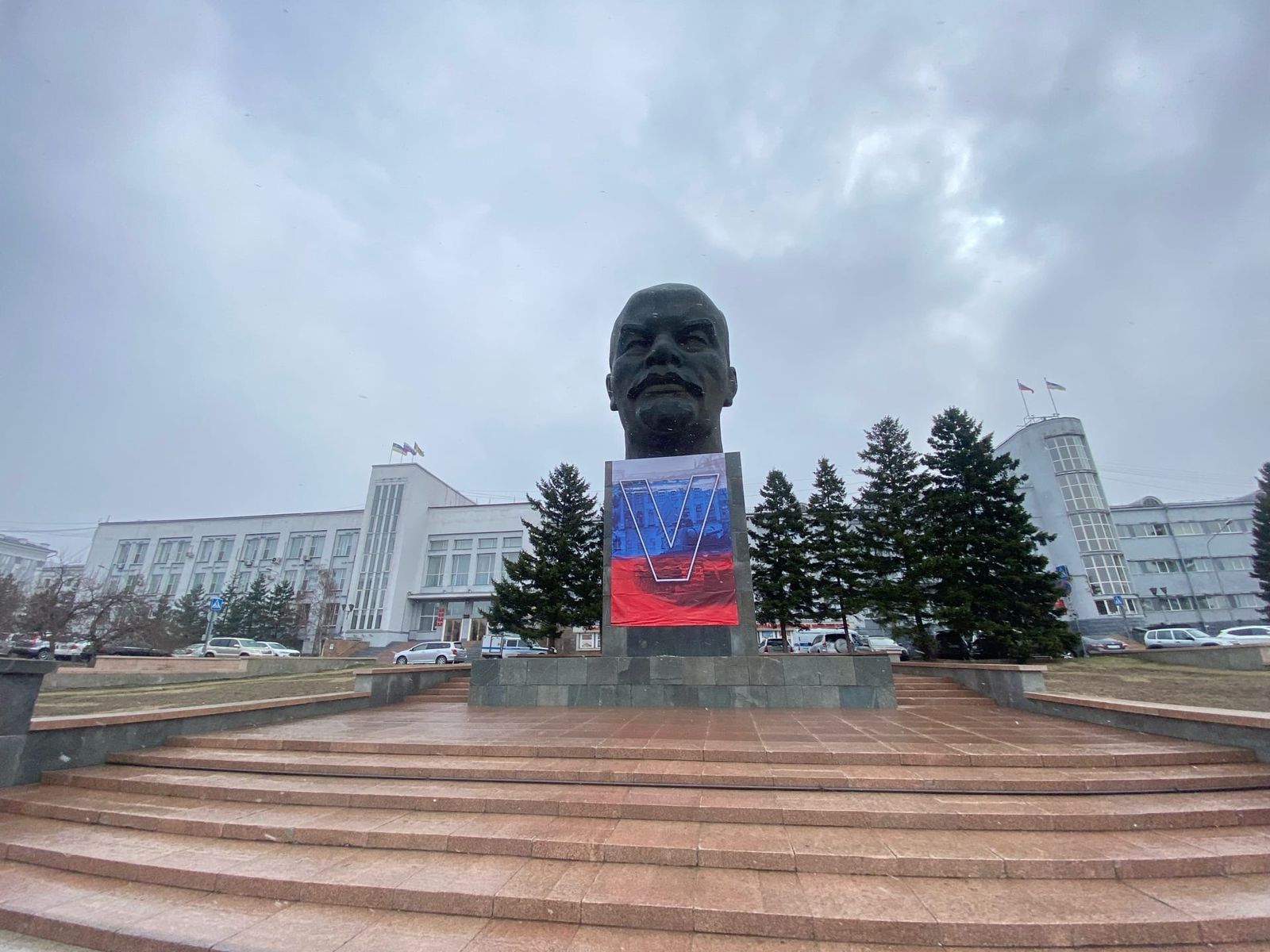 Памятник Владимиру Ленину в Улан-Удэ «украсили» плакатом с буквой V в знак поддержки войны в Украине. До этого на монументе разместили литеру Z, однако это спровоцировало жителей уничтожить военный транспарант. Местные власти оперативно обновили табл