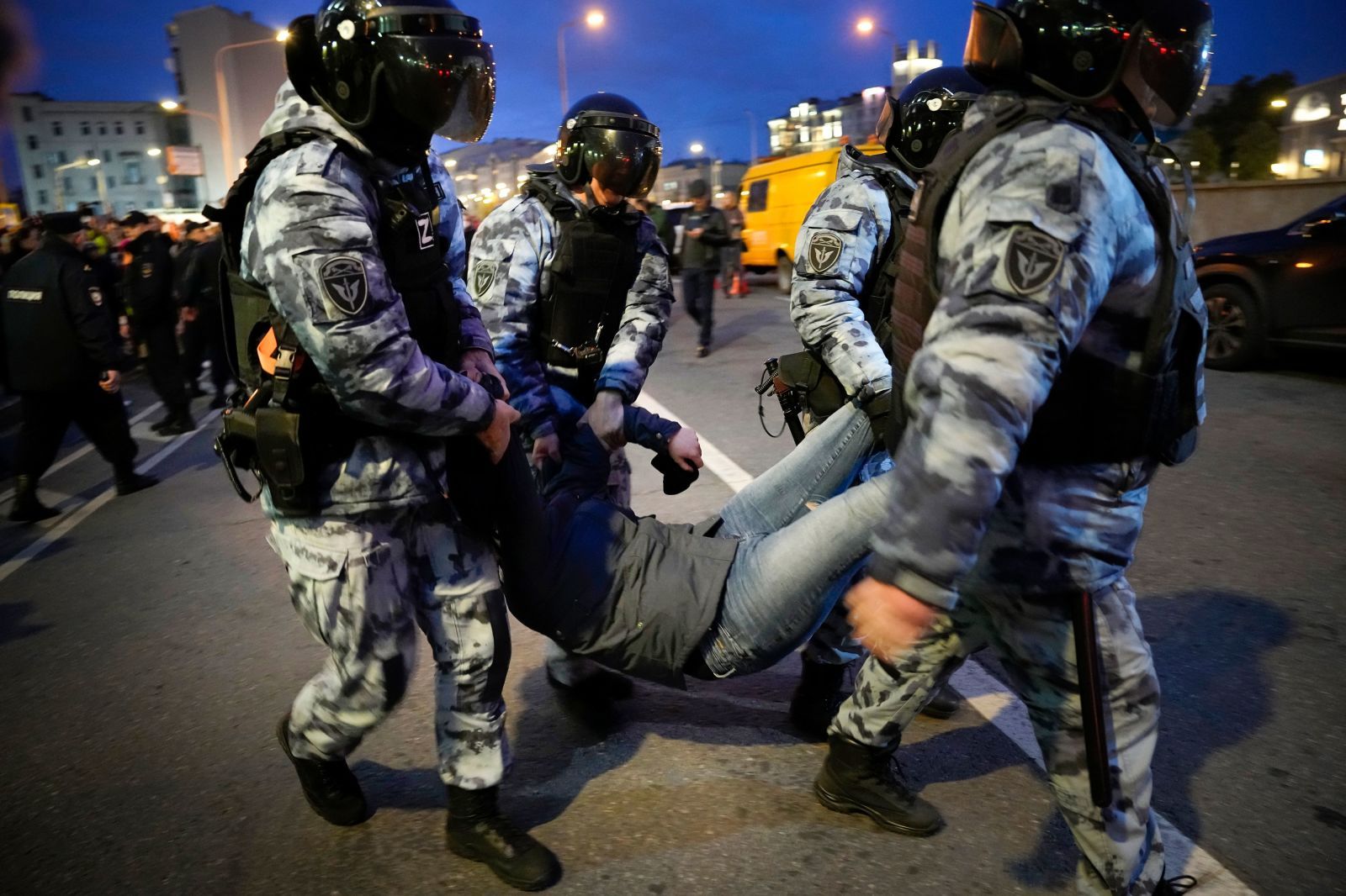 Полиция тащит мирного протестующего в Москве на акции «против могилизации». Более 1300 человек были задержаны по всей России за участие в антивоенных акциях протеста после того, как Путин объявил о «частичной мобилизации» граждан. 21 сентября / Alexa
