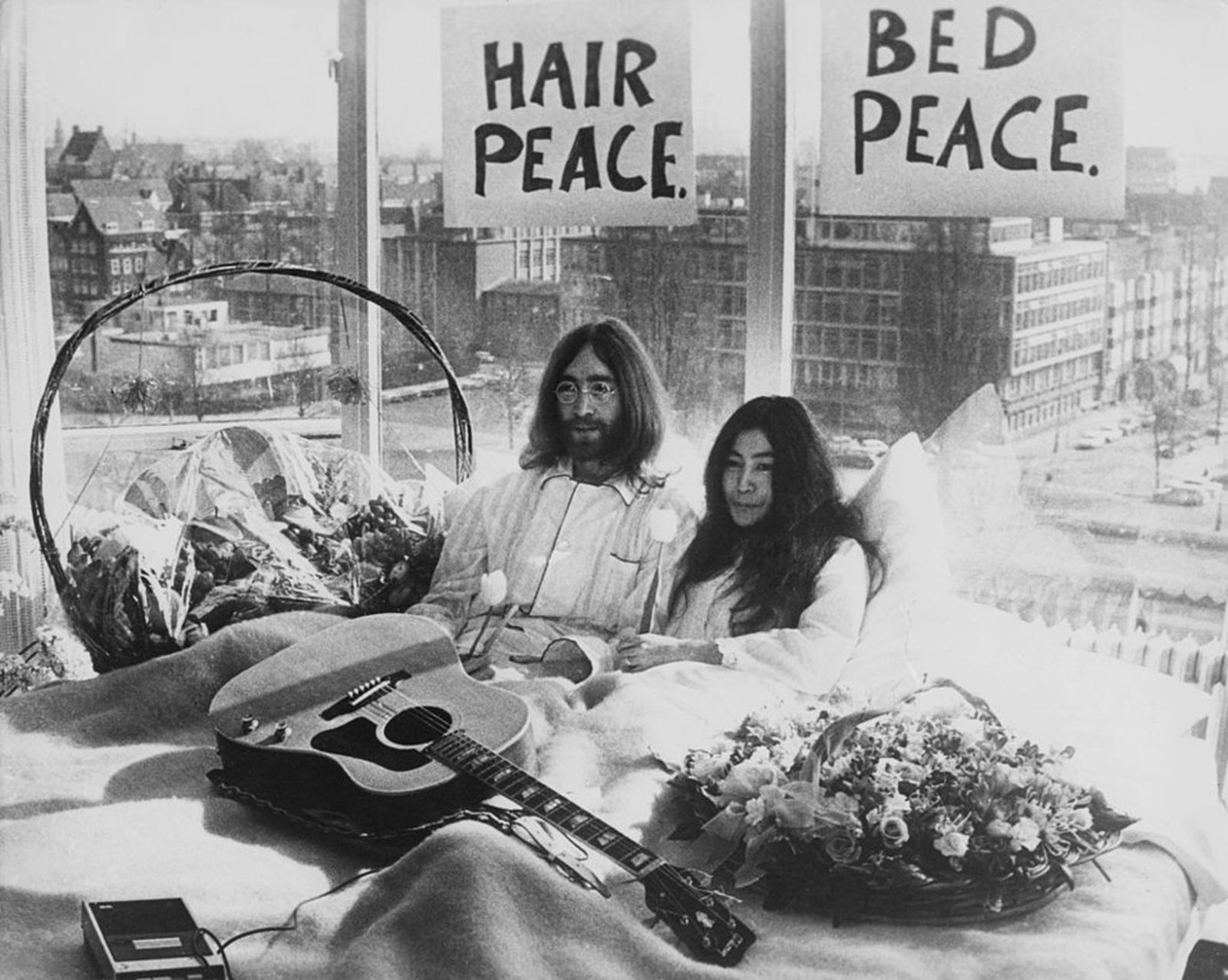 Йоко Оно и Джон Леннон во время перформанса «В постели за мир», 1969 год. Йоко Оно и Джон Леннон во время перформанса «В постели за мир», 1969 год.