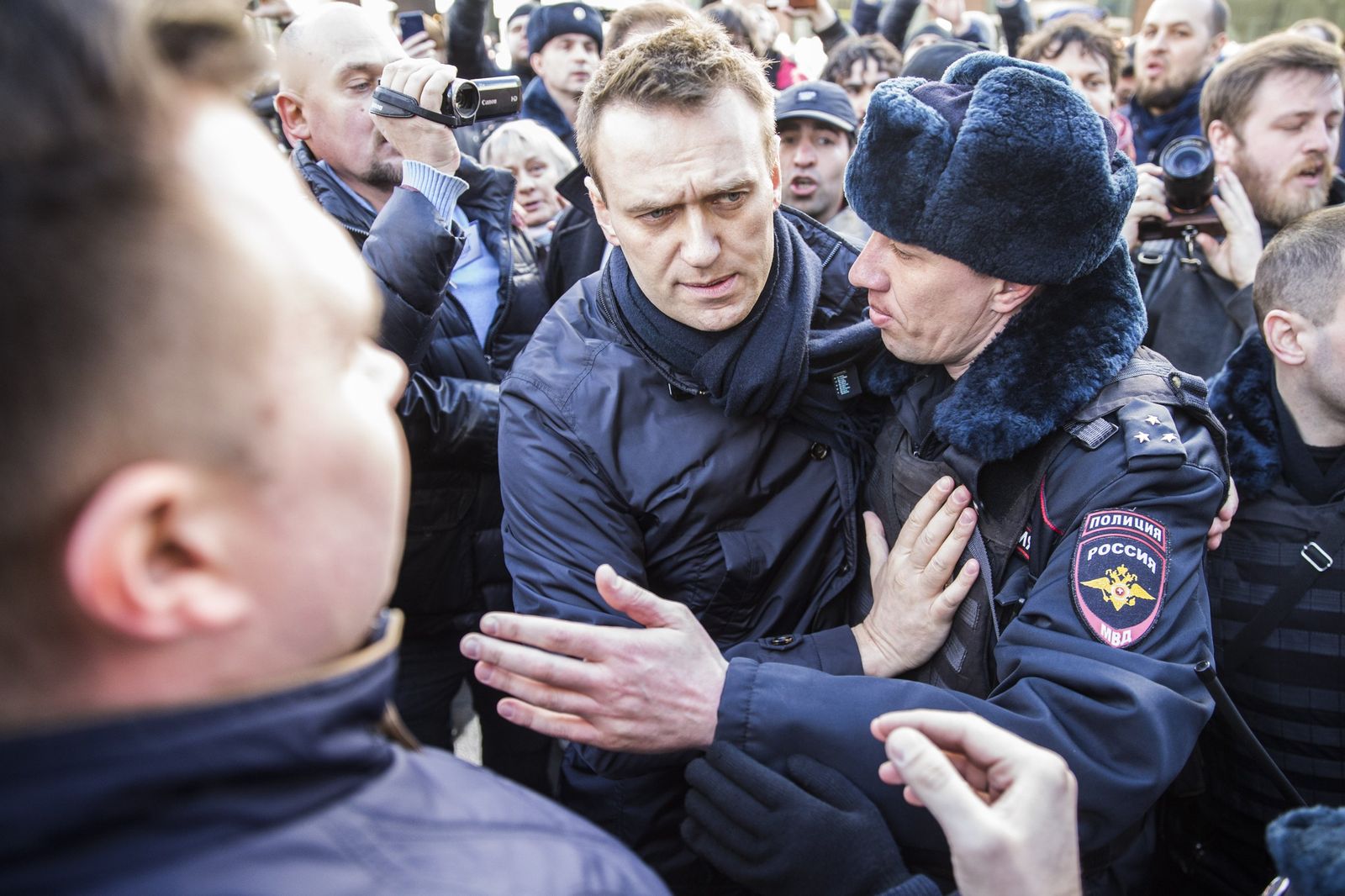 В конце марта 2017 года в десятках городов России прошли массовые акции против коррупции, собравшие тысячи участников. Поводом для протестов стало расследование «Фонда борьбы с коррупцией» (ФБК) Алексея Навального о недвижимости и имуществе, которыми