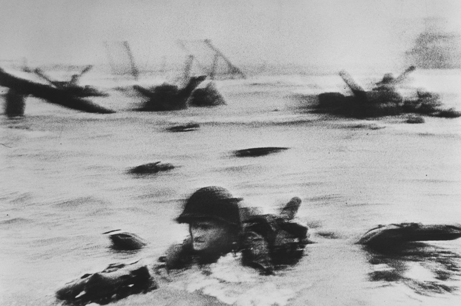 Американские войска атакуют пляж Омаха во время высадки в День «Д» / Нормандия, Франция. 6 июня 1944 года Американские войска атакуют пляж Омаха во время высадки в День «Д» / Нормандия, Франция. 6 июня 1944 года