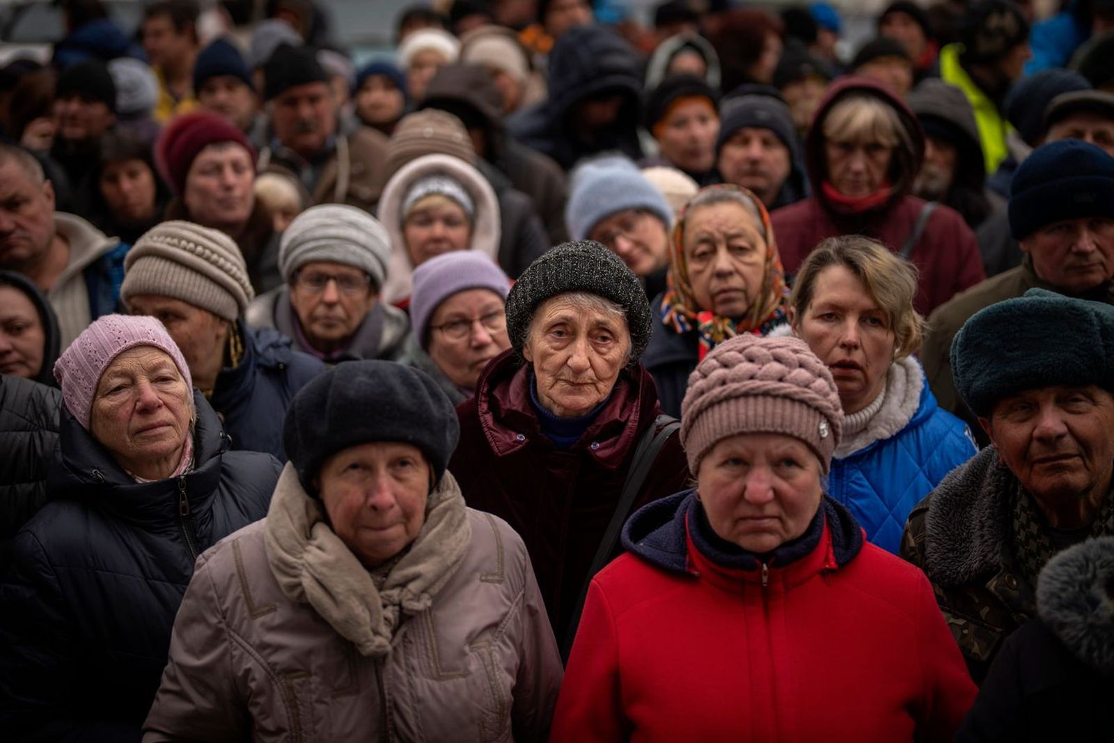 Жители Бучи в ожидании раздачи еды, организованной Красным Крестом. Международный комитет доставляет гуманитарную помощь, эвакуирует людей из осаждённых территорий и помогает в обмене военнопленными. 18 апреля / Emilio Morenatti / AP / Scanpix / LETA