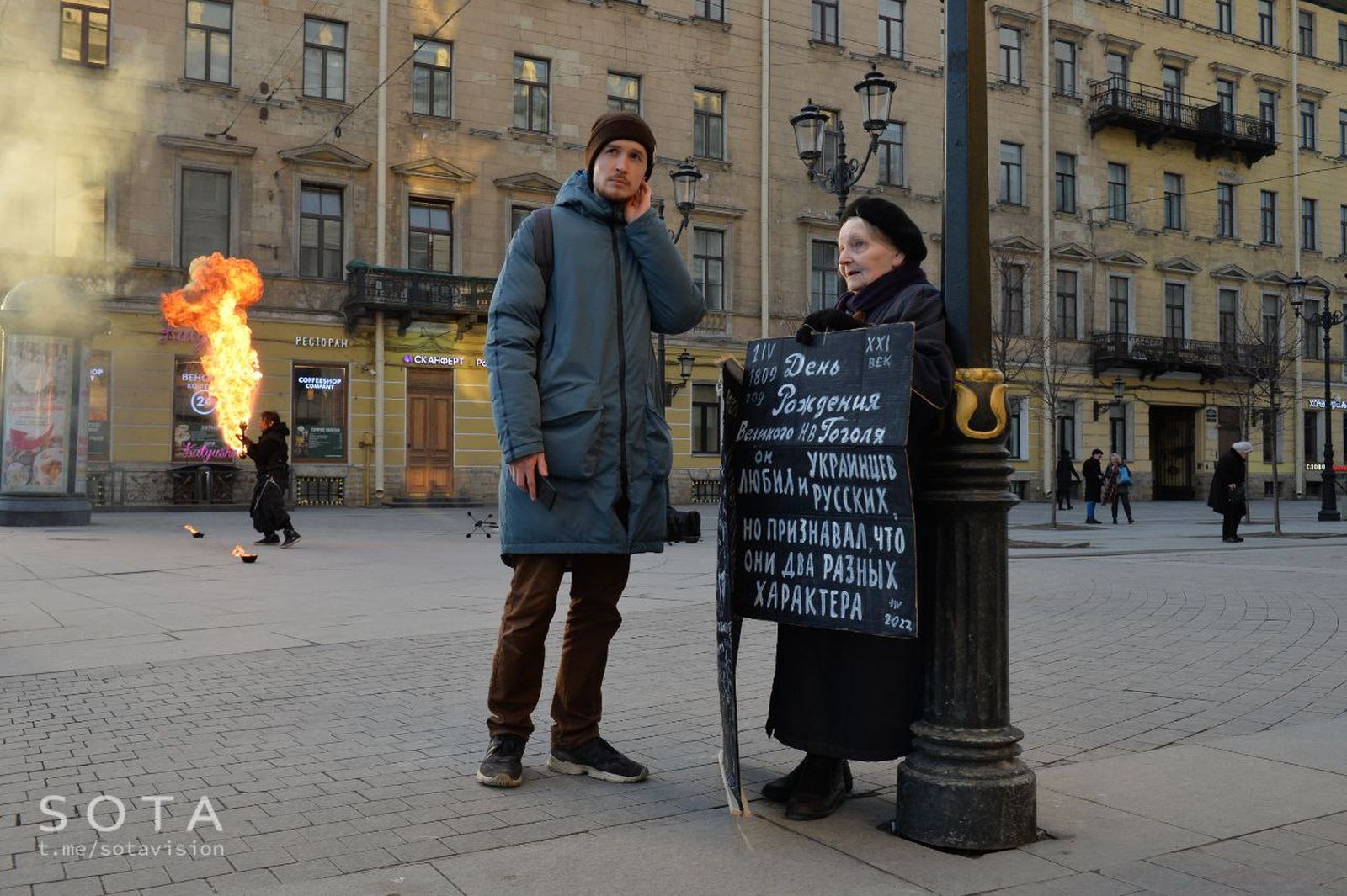Елена Осипова, которую называют совестью Петербурга, стоит в одиночном пикете. Художница посвятила акцию на Малой Конюшенной улице дню рождения Николая Гоголя, напомнив жителям города, что писатель «любил и русских и украинцев, но признавал, что они 
