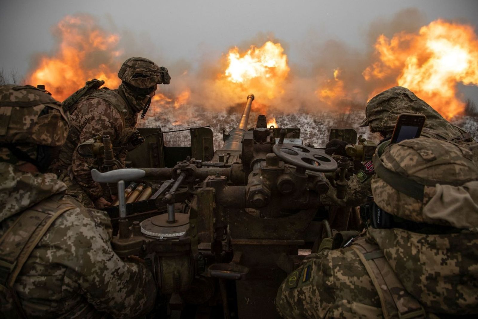 Украинские военнослужащие ведут огонь из зенитной установки по российским позициям на линии фронта в районе Бахмута. 15 января / Oleksandr Ratushniak / Reuters / CNN 