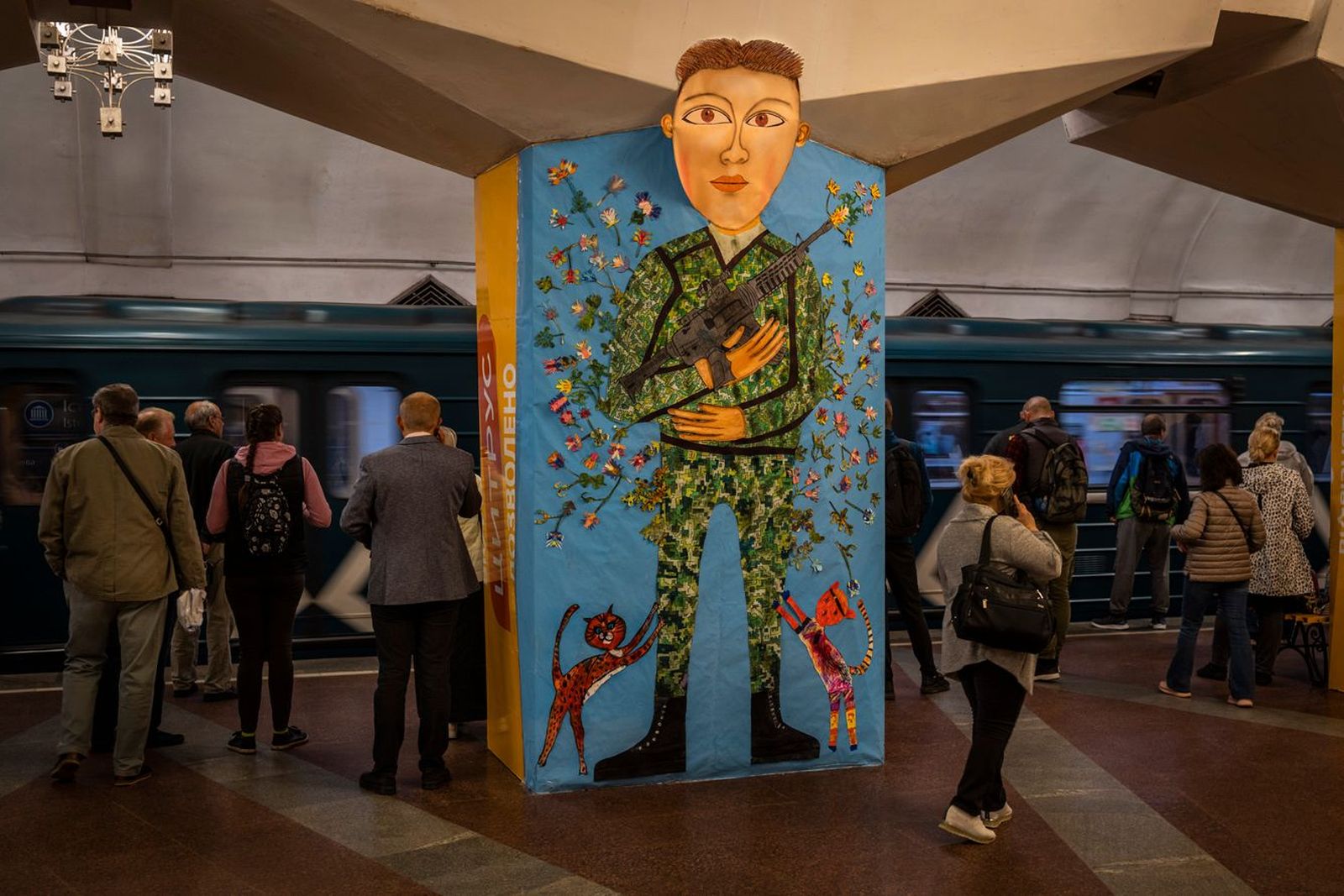 Пассажиры в харьковском метро, которое снова заработало после двухмесячного перерыва. С начала войны вторая по величине украинская подземка выполняла функции бомбоубежища. 24 мая / Bernat Armangue / AP / Scanpix / LETA / Meduza