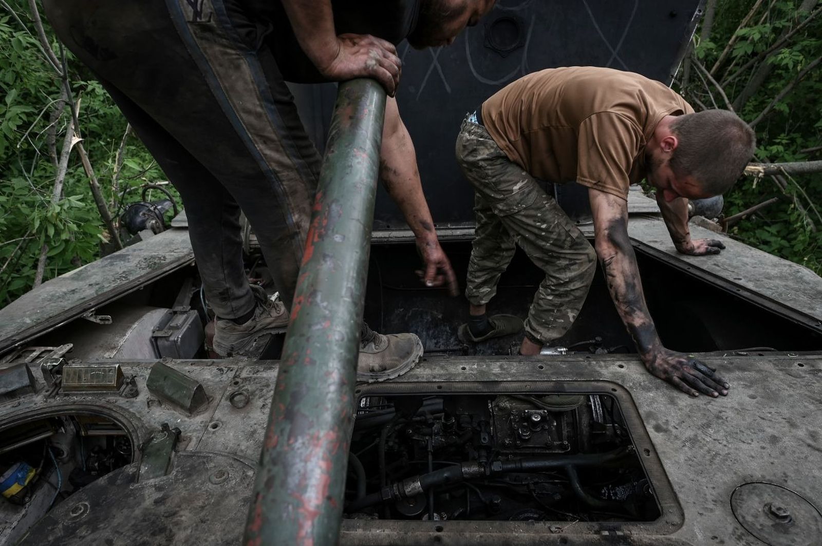 Украинские военные ремонтируют боевую технику недалеко от своих позиций в Донецкой области. 22 мая / Justin Yau / Sipa USA / AP / CNN