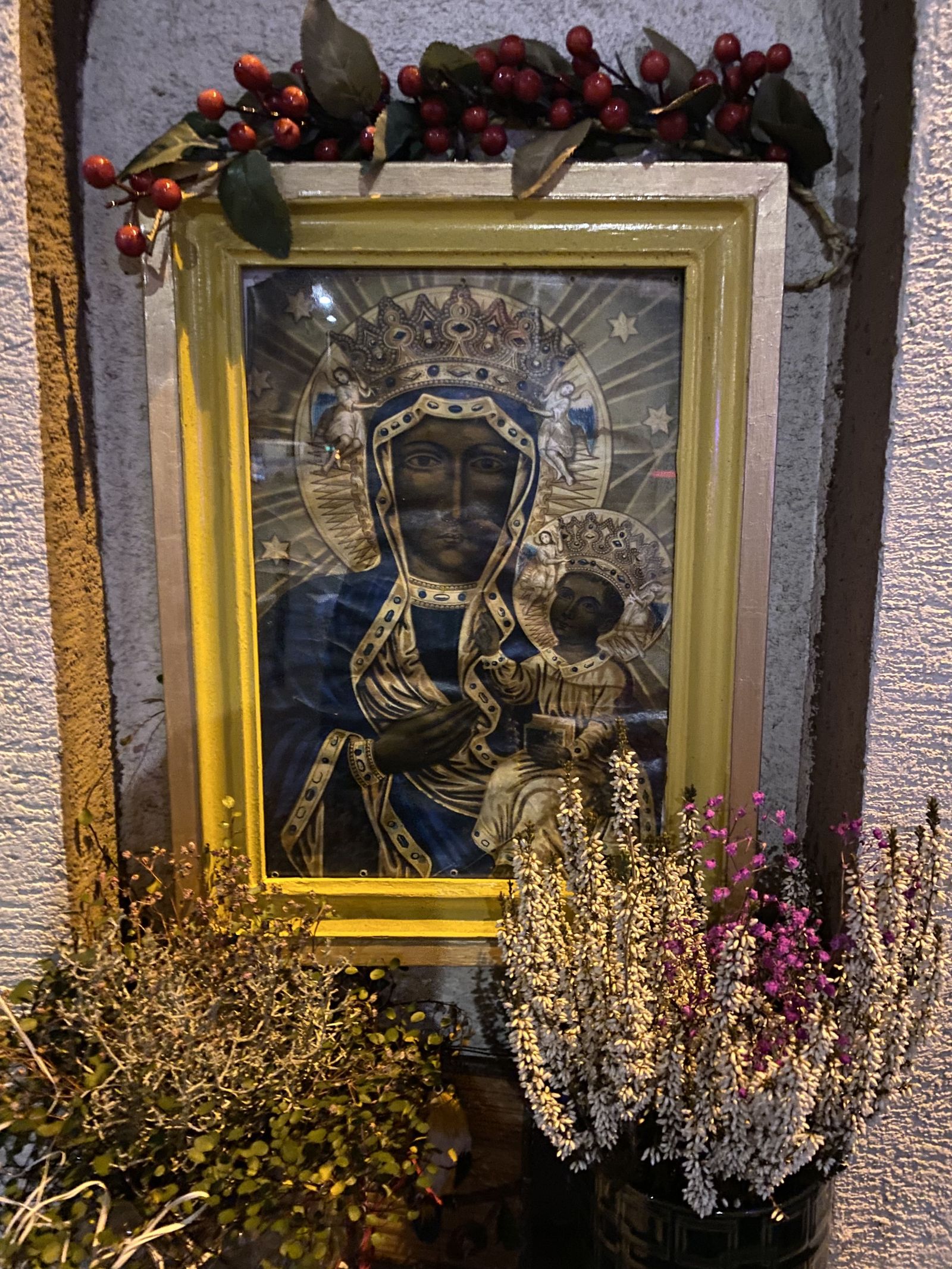Копия иконы «Черной Мадонны» установленной на&nbsp;одной из&nbsp;улиц в&nbsp;Варшаве.