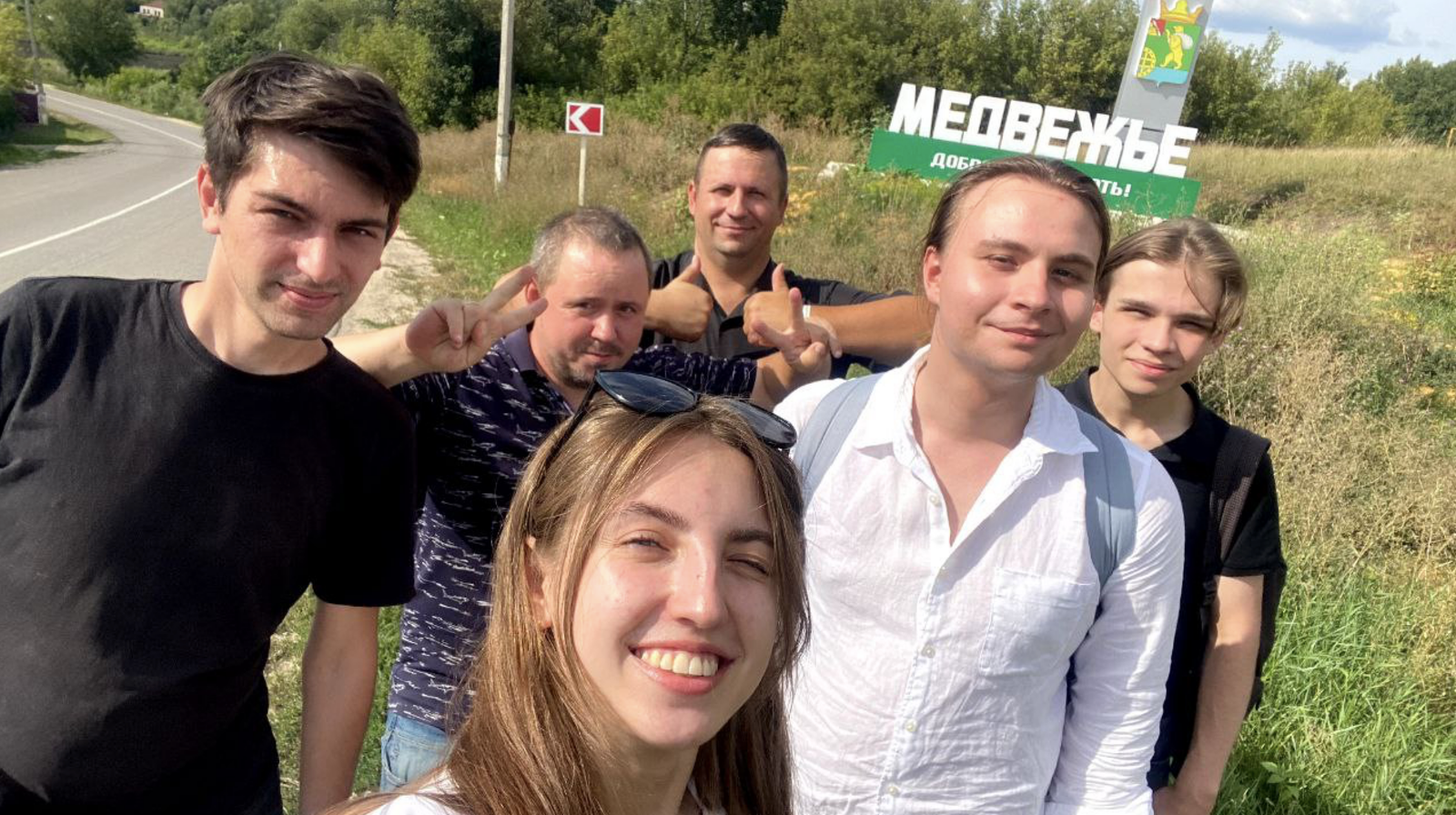 Кирилл и другие кандидаты в мундепы во время подомового обхода сел