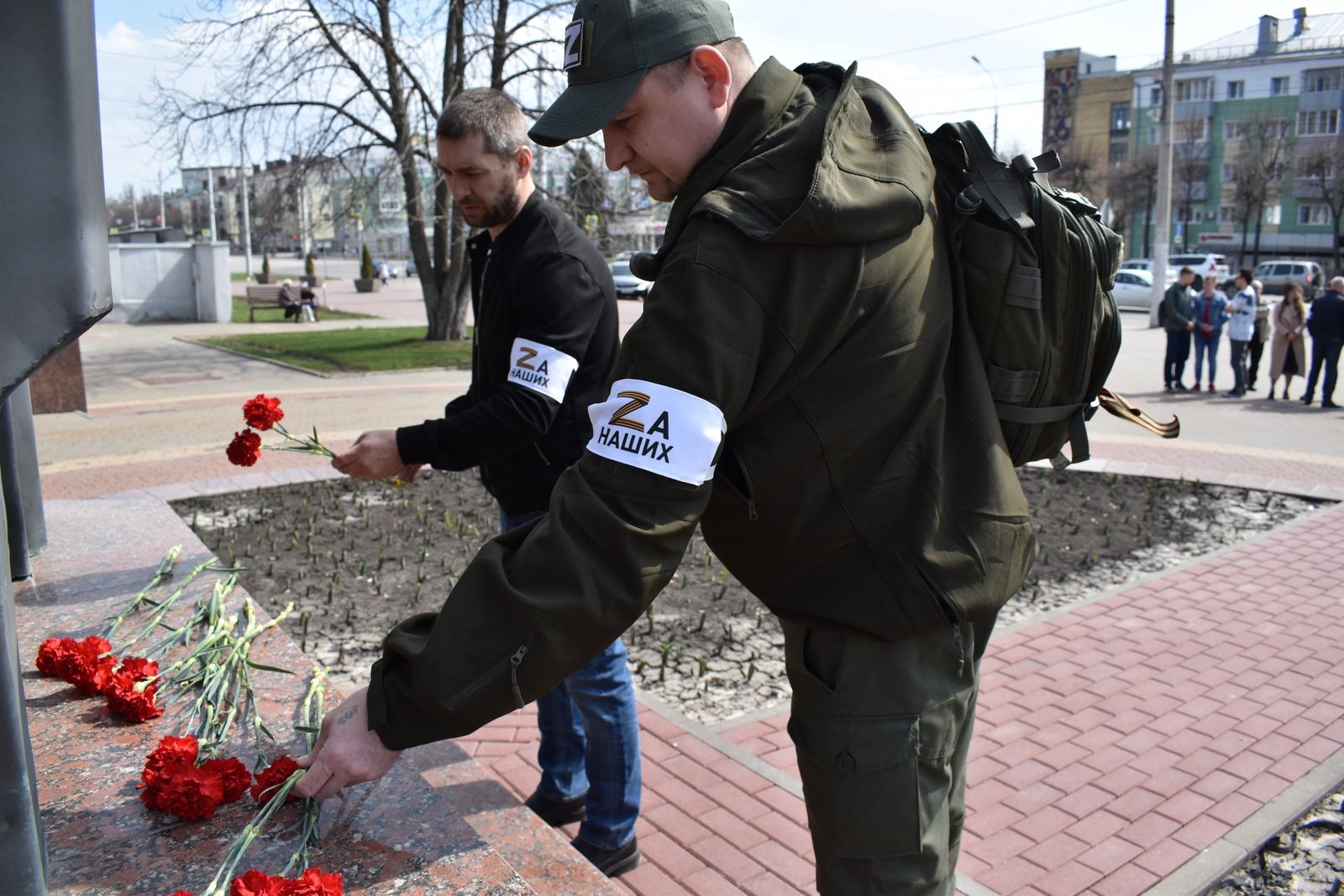 Житель Липецка в нарукавной повязке возлагает цветы к памятнику воинам-интернационалистам. Акцию с белой лентой на рукавах провели и в других городах России. «Надеть на предплечье белую повязку — это простой способ публично заявить о поддержке наших 