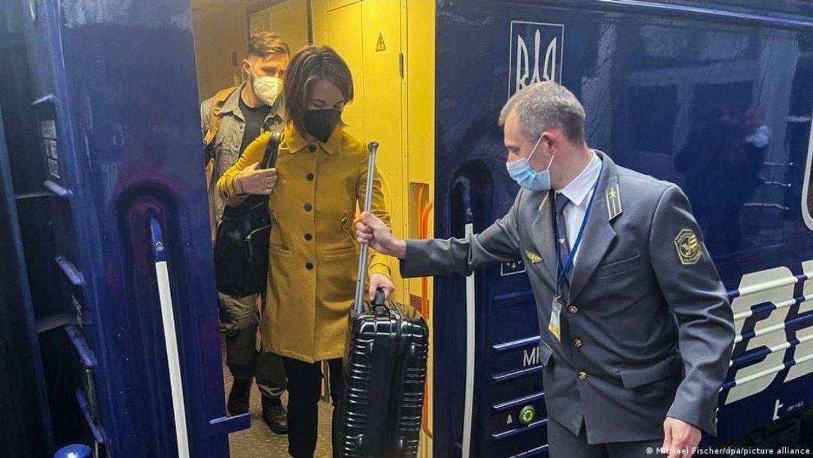 Министр иностранных дел Германии Анналена Бербок выходит из поезда в Киеве во время своего второго с начала российского вторжения визита в Украину. Своей поездкой Бербок намерена показать, что Германия будет продолжать поддерживать столько, сколько э
