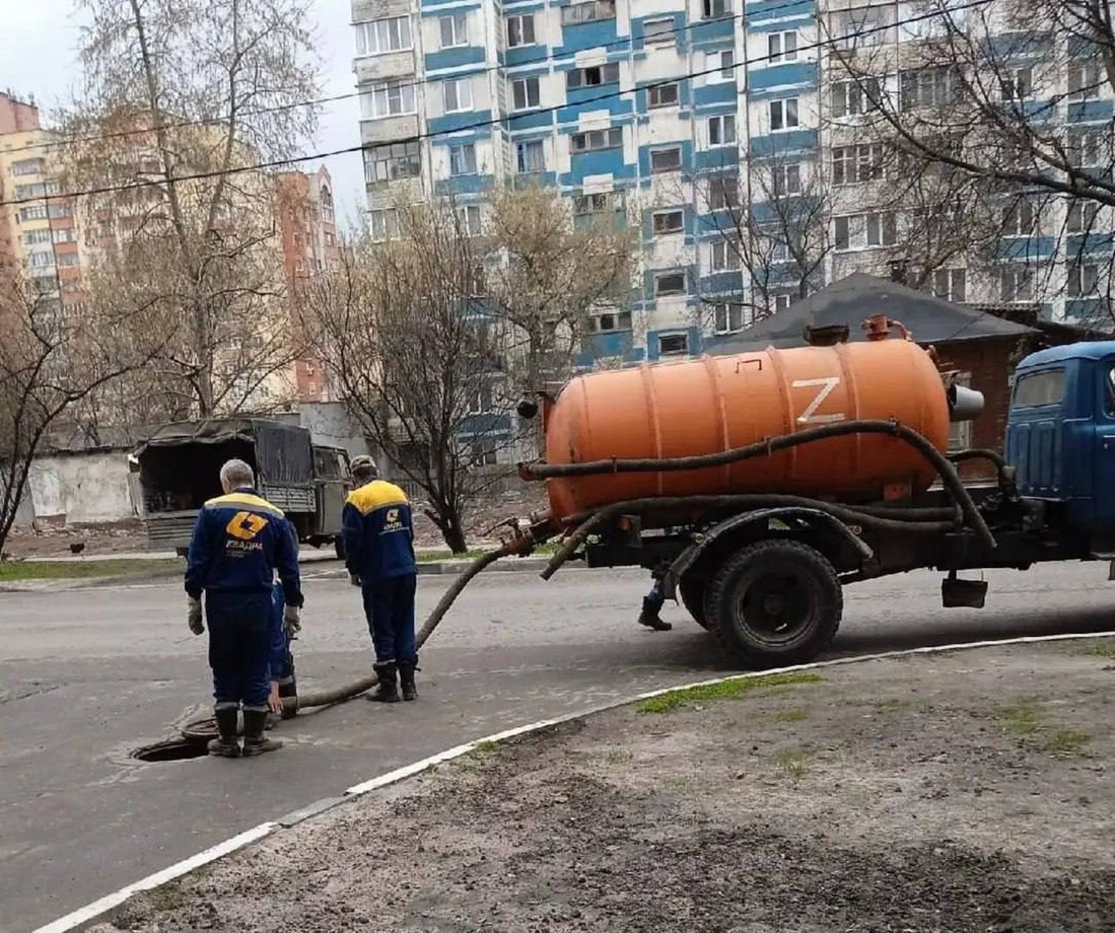 Ассенизаторная машина, украшенная символикой Z / Телеграм-канал «Сталингулаг»