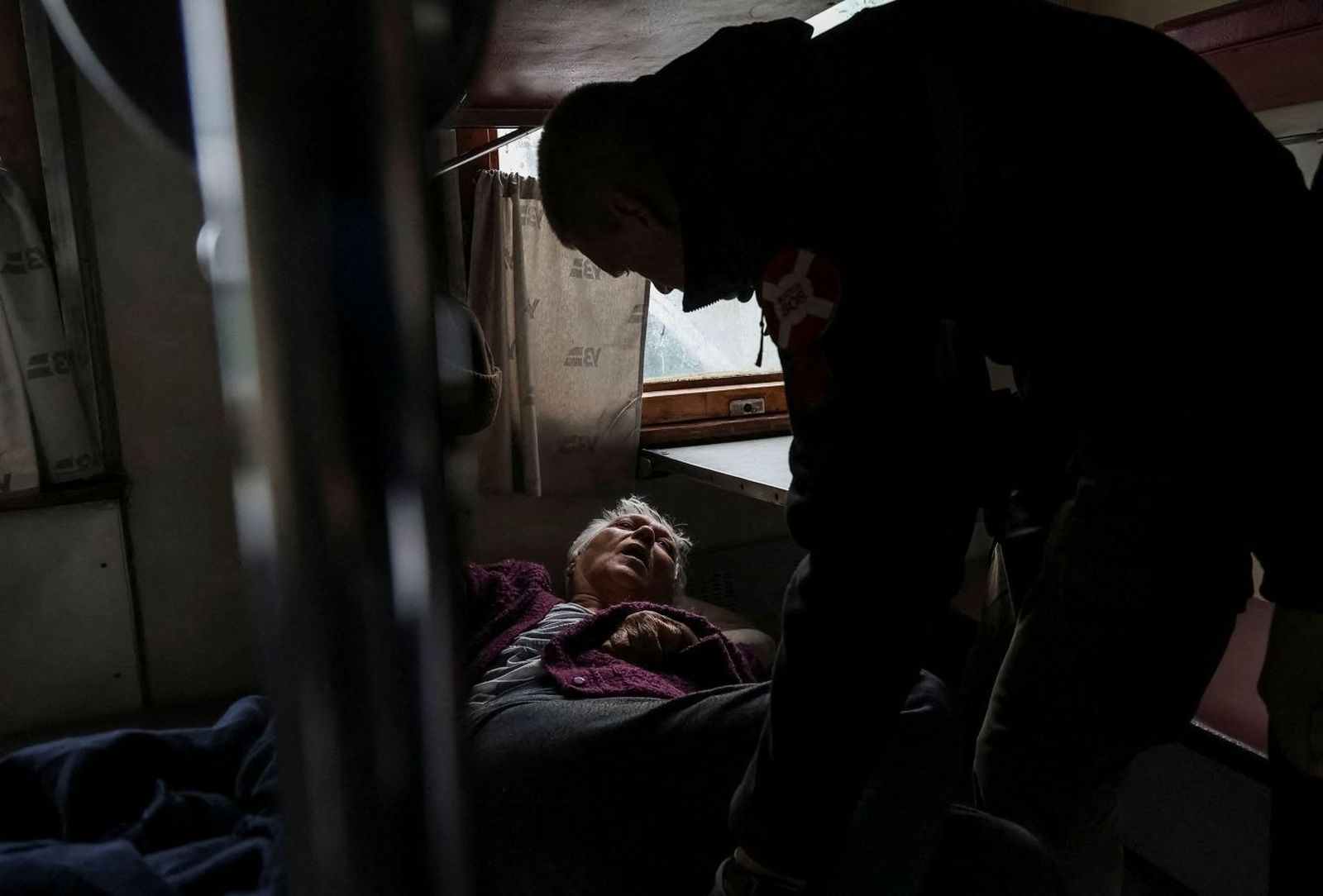 Волонтёры помогают пожилой женщине расположиться в поезде, который её эвакуирует из прифронтовых районов, на вокзале в Покровске. 10 мая. Sofiia Gatilova / Reuters / CNN