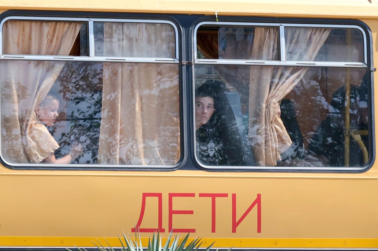 Эвакуация детей на автобусах из поселка Азовское. Местные власти решили эвакуировать население после взрывов на территории военных складов. Людей, сообщил глава Крыма Сергей Аксенов, вывозят за пятикилометровую зону и размещают в школах соседних сел.