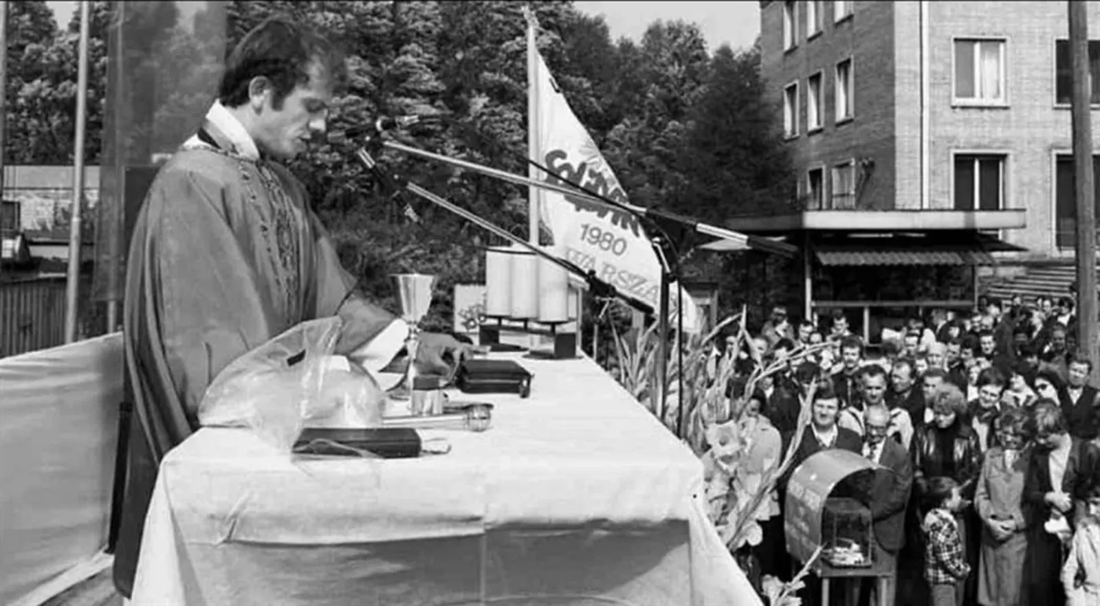 Ежи Попелушко во&nbsp;время мессы на&nbsp;территории металлургического завода в&nbsp;Варшаве. Из&nbsp;архивов архивов Karta в&nbsp;Польше.