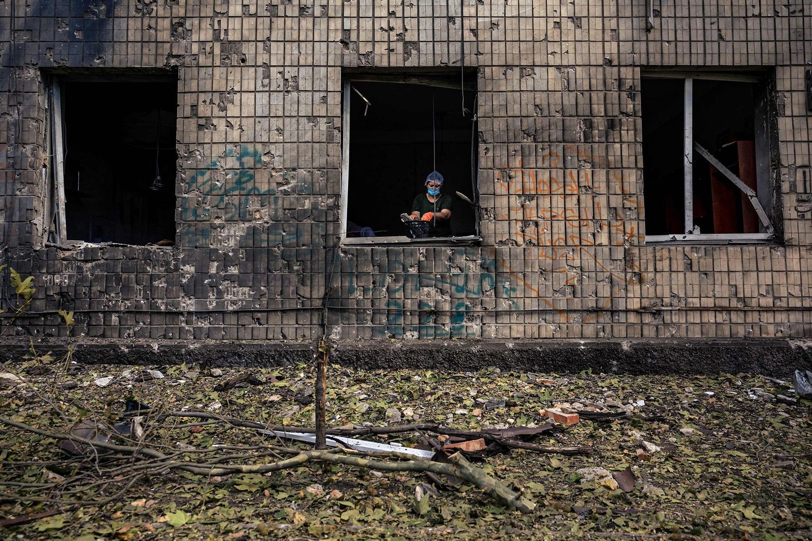 Женщина осматривает последствия обстрела поликлиники в Николаеве. Как сообщает мэр города Александр Сенкевич, в результате прилета повреждены линия электропередач и водопровод. 4 сентября / Dimitar Dilkoff / AFP / Scanpix / LETA / Meduza