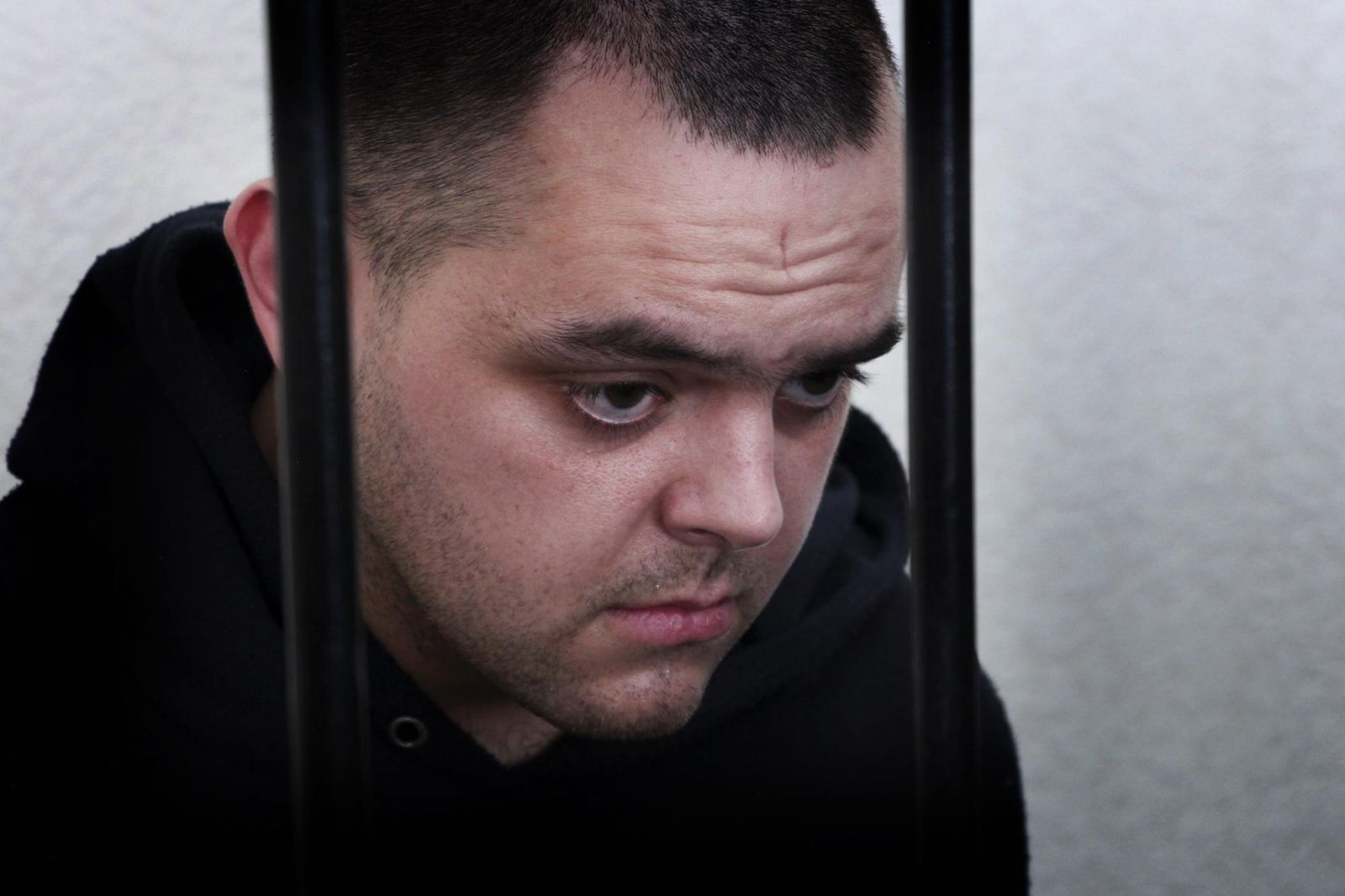 Гражданин Великобритании Эйден Эслин слушает назначенный ему приговор в виде смертной казни. Верховный суд ДНР обвинил трёх иностранцев, включая Эсли, его соотечественника Шона Пиннера и марокканца Саадуна Брагима, в насильственном захвате власти и с