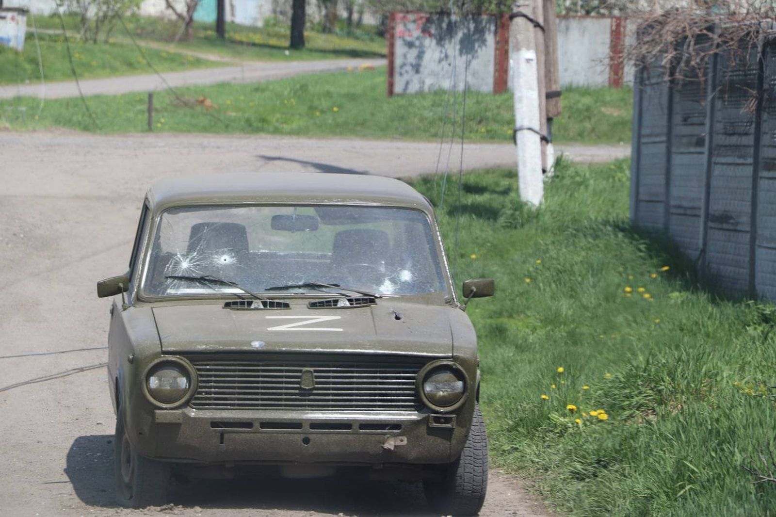 Повреждённый в результате обстрелов автомобиль в Харкькове. Глава Харьковской областной военной администрации рассказал, что россияне трижды за сутки обстреливали город. Пострадали посёлки Салтовка и Пятихатки, один человек был ранен. 1 мая / Олег Си