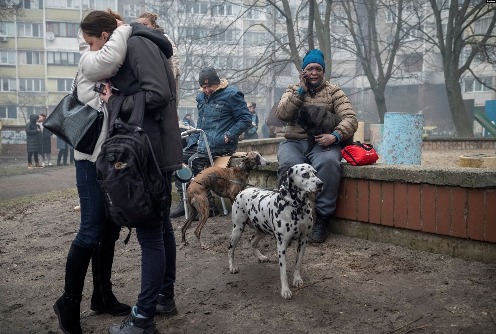 Жильцы сильно поврежденного 18-этажного жилого дома собираются на улице после российского ракетного удара по Киеву и другим регионам Украины. 7 февраля / Reuters