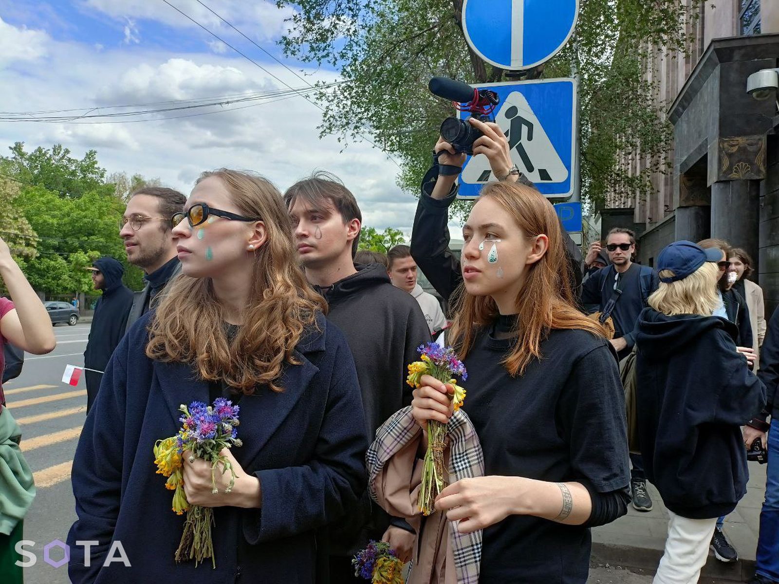 Феминистское Антивоенное Сопротивление в Ереване провело акцию «День Беды». Акции ФАС прошли во многих городах России, активисты и активистки подготовили антивоенные плакаты, стихотворения, открытки и устанавливали мемориалы, посвящённые убитым украи