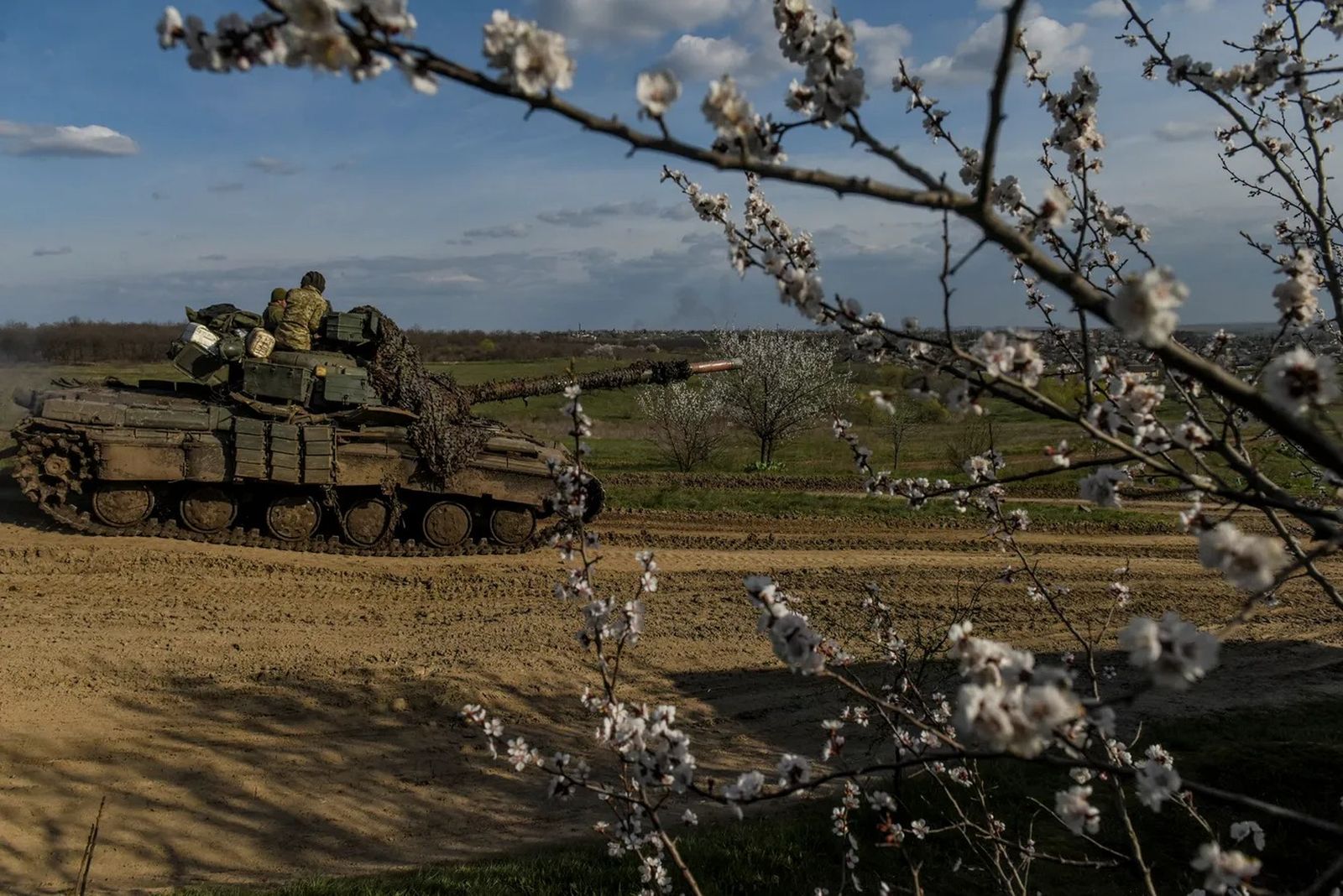 Украинский танк под Бахмутом на фоне цветущих деревьев. 11 апреля / Oleg Petrasyuk / EPA / Scanpix / LETA/ Meduza 