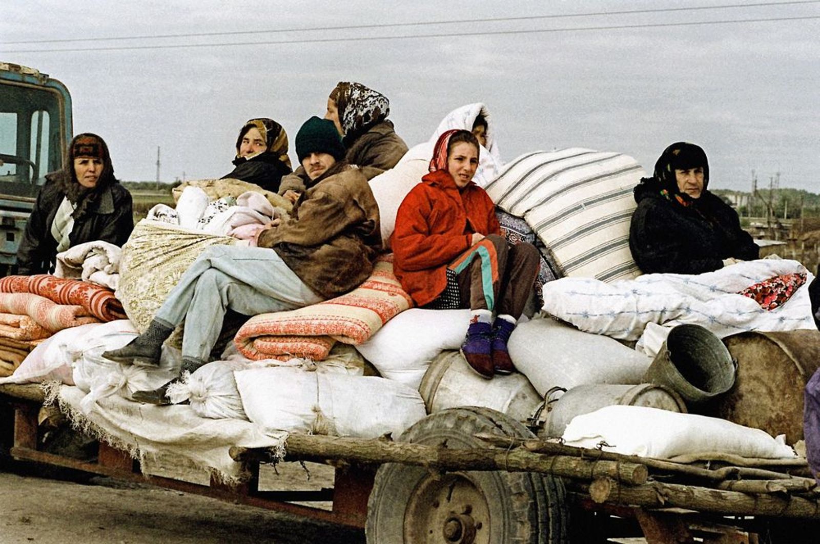 Федеральные войска начали массированные бомбардировки Грозного и&nbsp;его окрестностей, 30&nbsp;сентября они вошли на&nbsp;территорию Чечни. На&nbsp;фото: жители села Знаменское Надтеречного района Чечни, находящегося в&nbsp;зоне боевых действий, покидают свои дома в&nbsp;октябре 1999 года / Источник: aif.ru