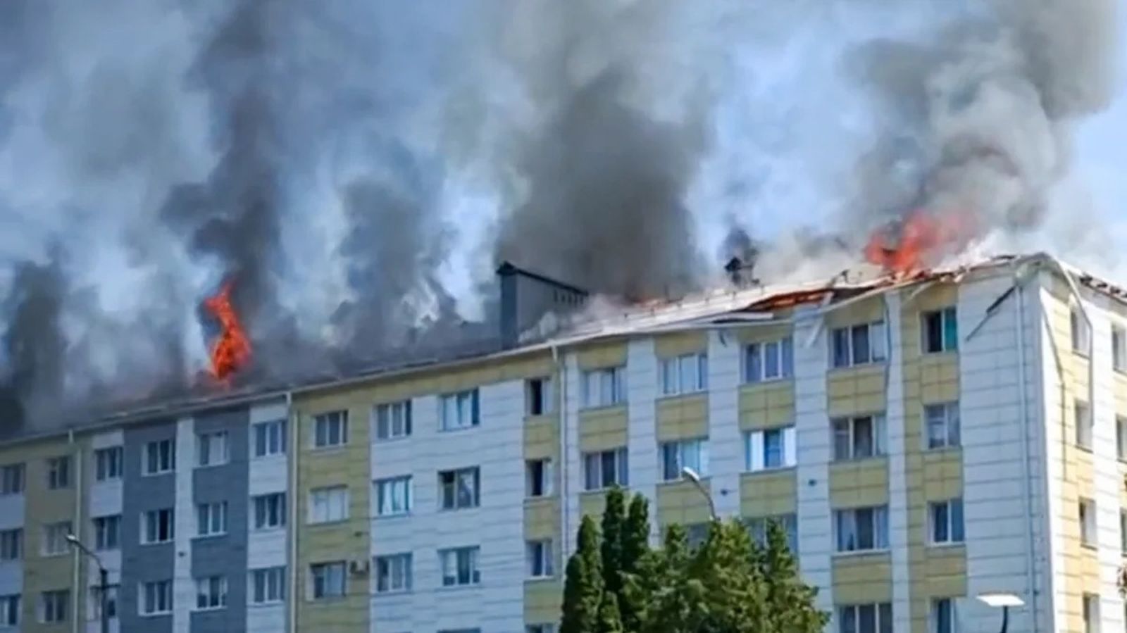 Горящее в результате попадания снарядов ВСУ здание общежития в приграничном Шебекине. 1 июня / Богдан Соболев / ТАСС / Новая Газета