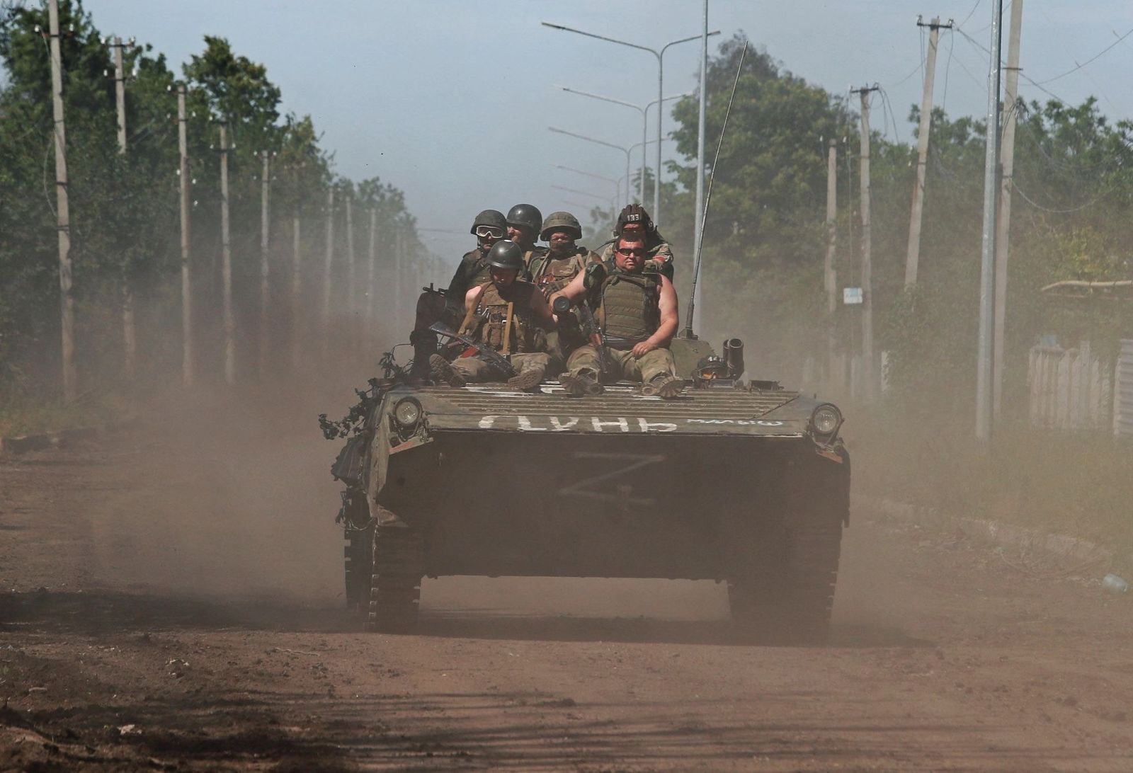 Военнослужащие пророссийских войск на боевой машине пехоты в районе города Попасная, Луганская область. 2 июня / Alexander Ermochenko / Reuters / Scanpix / LETA / Meduza
