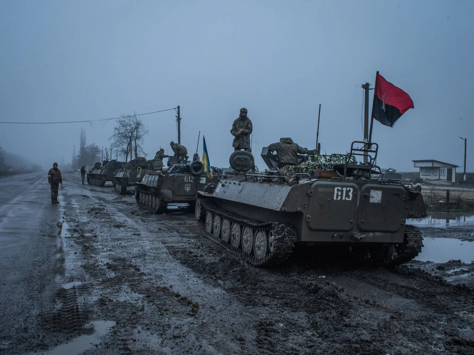 Украинские солдаты из 63-й бригады, воевавшие в Херсонской области, покидают линию фронта, чтобы починить свою технику. 9 декабря / Laura Boushnak / The New York Times