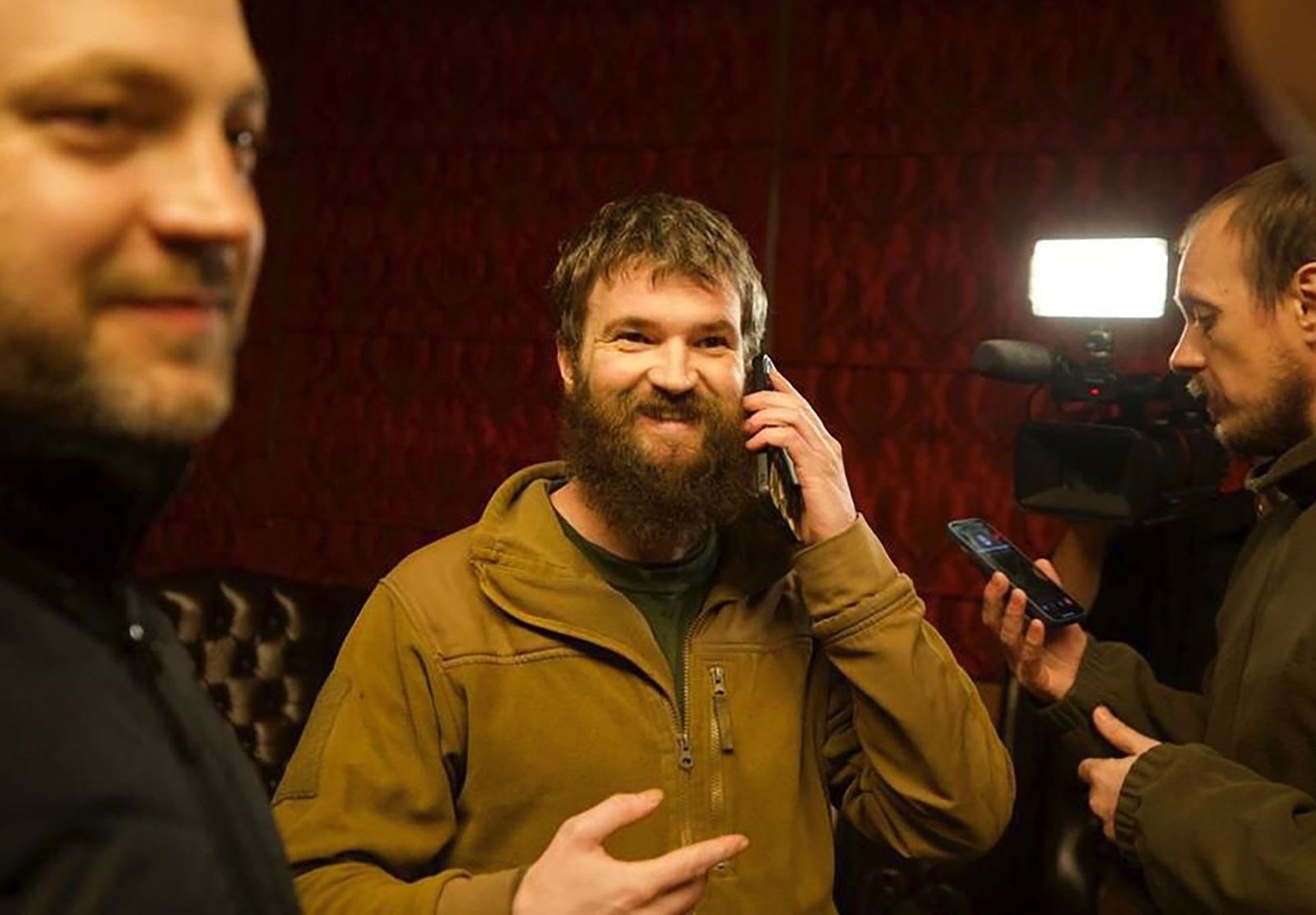 Защитник «Азовстали» Святослав Паламар разговаривает по мобильному телефону после освобождения из российского плена в результате обмена. Всего было освобождено 200 украинских военных, которых обменяли на 55 россиян и Виктора Медведчука. На последнем 