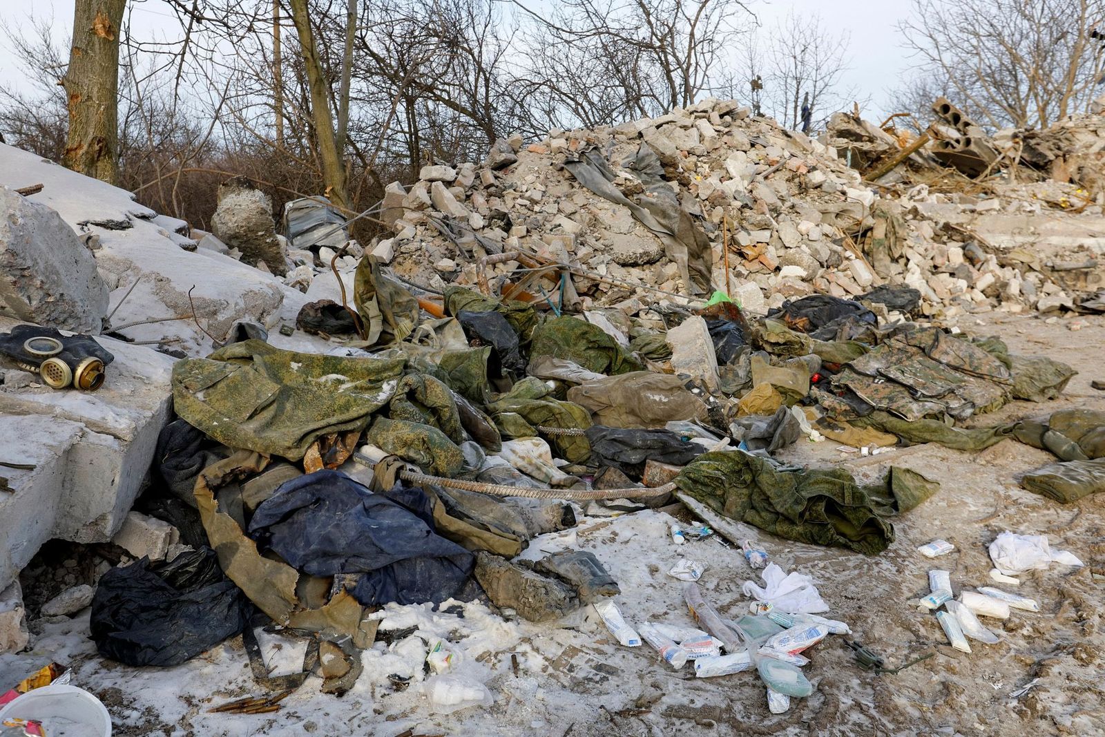 В новогоднюю ночь ВСУ обстреляли общежитие российских мобилизованных в Макеевке — и заявили о сотнях погибших. Вот как сейчас выглядит место удара. 10 января / Alexander Ermochenko / Reuters / Scanpix / LETA / Meduza