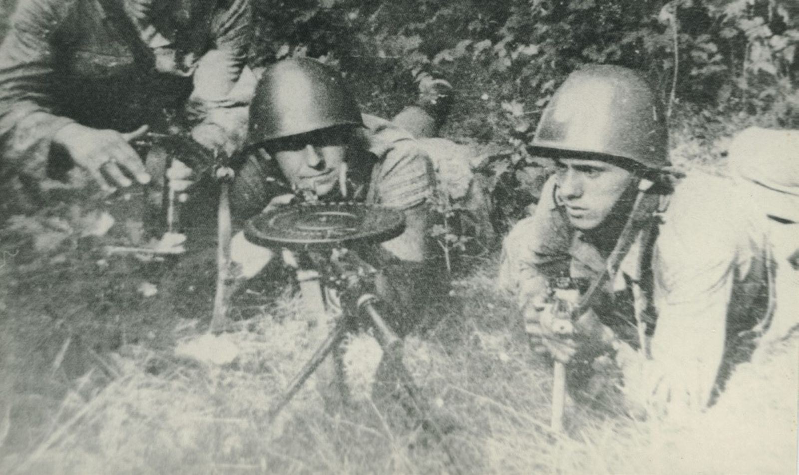 Альфонс Попелушко (справа) на военных учениях. Источник фото IPN (Институт национальной памяти в&nbsp;Польше).