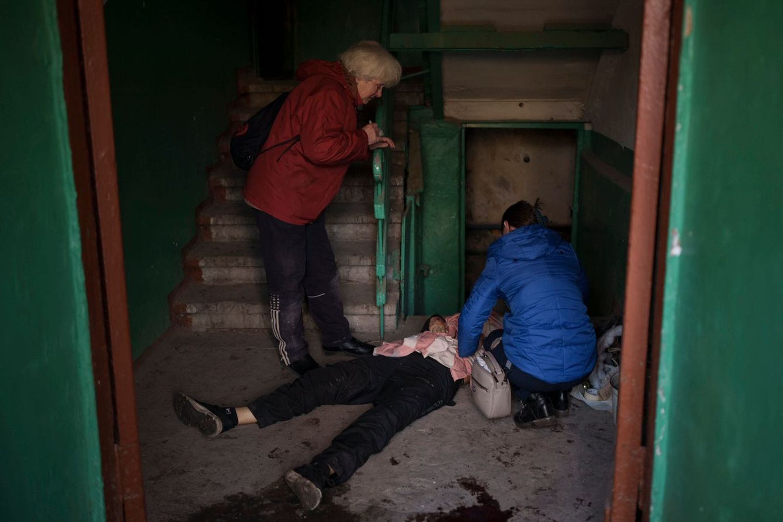 Женщина у тела своего 15-летнего сына, который был убит во время российской атаки на Харьков. 15 апреля / Felipe Dana / AP / Scanpix / LETA