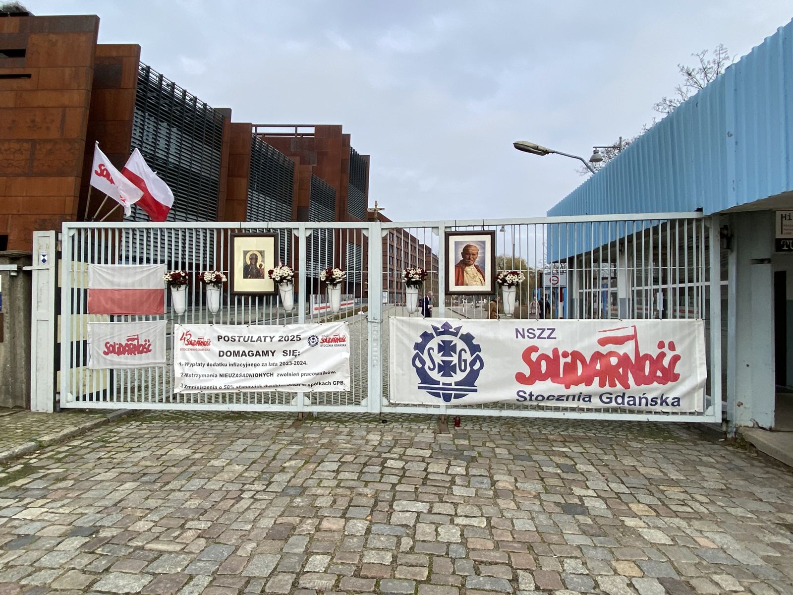 Вход в&nbsp;музей «Центр Европейской Солидарности», созданный на&nbsp;месте гданьской судоверфи имени Ленина. На&nbsp;воротах, как и&nbsp;в&nbsp;дни забастовки висят изображения Иоанна Павла II&nbsp;и&nbsp;копия иконы Божьей Матери из&nbsp;монастыря Ясна Гура в&nbsp;Ченстохове. Фото автора