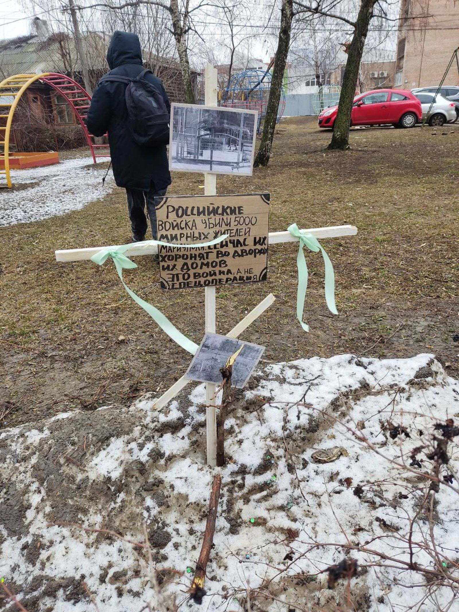 Феминистки проводят акцию с самодельными мемориалами в память о погибших жителей Мариуполя, которые вынуждены точно так же сооружать кресты, чтобы похоронить близких во дворах, не имея возможности добраться до кладбищ. Как сообщают в самой организаци