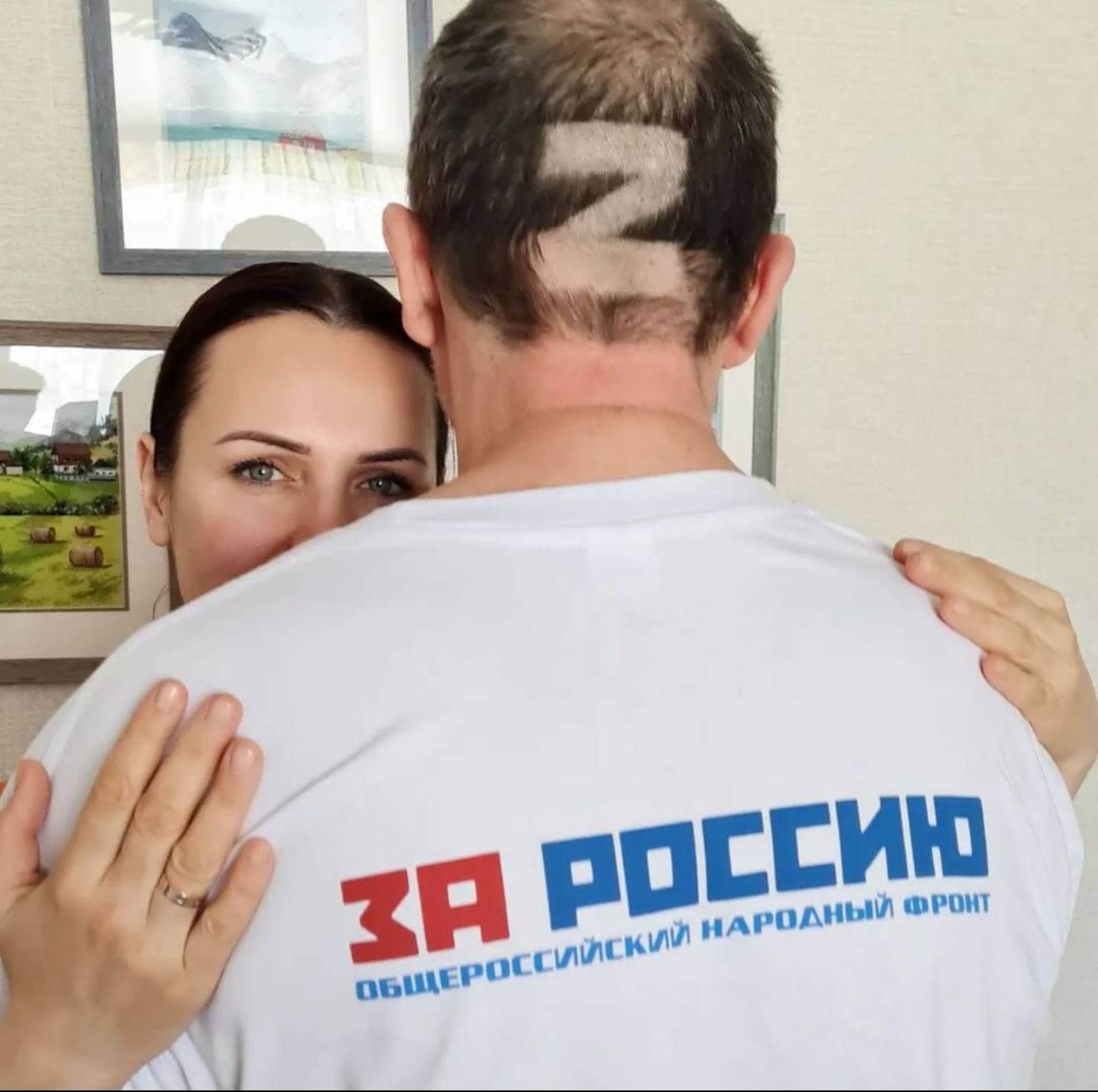 Депутат Государственной Думы Татьяна Буцкая разместила в инстаграме снимок мужа, выбрившего Z на затылке. «Мы Zа мир, но мы помним слова Путина: „Если драка неизбежна, то надо бить первым“», — прокомментировала она фото