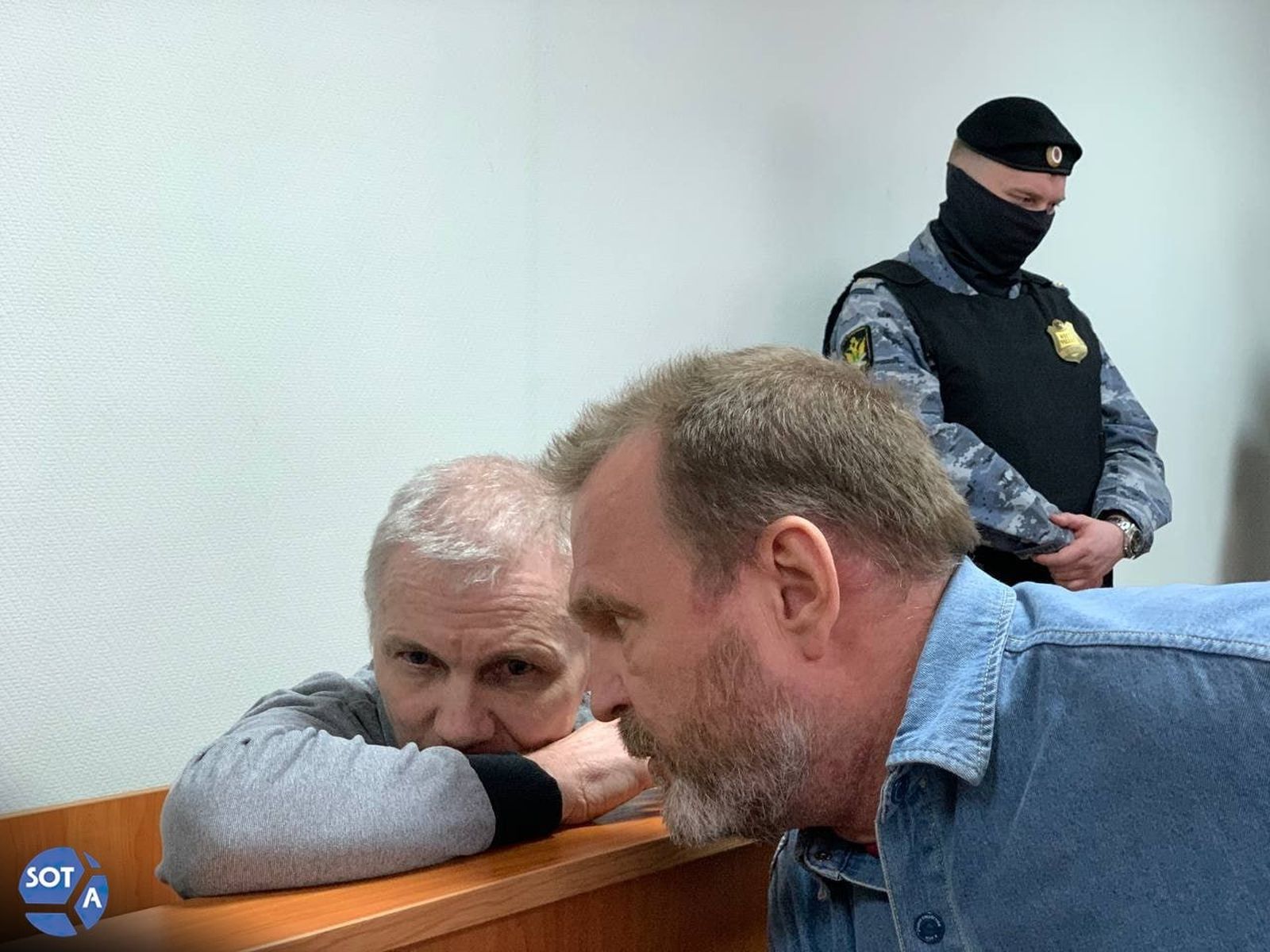 Алексей Москалев в здании Ефремовского межрайонного суда Тульской области общается со своим адвокатом во время заседания по делу о дискредитации российской армии, в которой власти обвиняют мужчину. Его дочь Маша год назад нарисовала антивоенный рисун