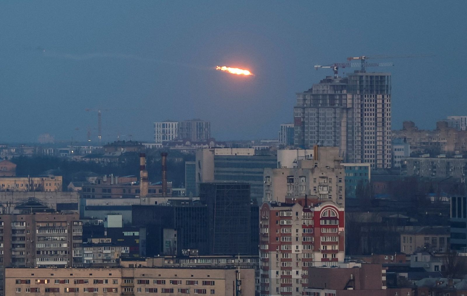 Взрыв ракеты виден в небе над Киевом во время массированного удара российских ракет и беспилотников. 29 декабря / Gleb Garanich / Reuters