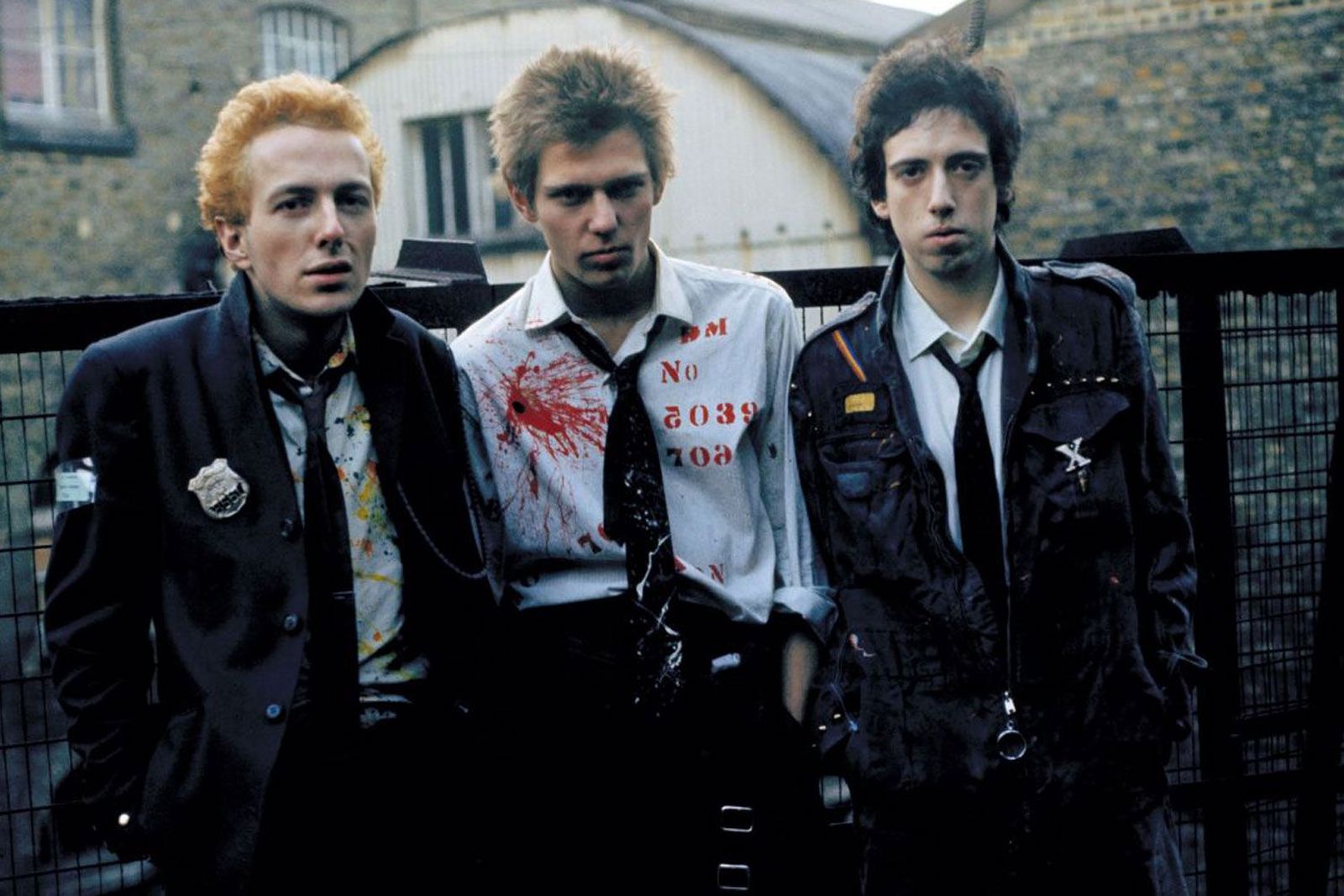 Джо, Пол и Мик из группы The Clash, конец 70-х. Именно в эти годы зародился тренд на кастомизацию — тюнинг старой одежды и создание уникального стиля Джо, Пол и Мик из группы The Clash, конец 70-х. Именно в эти годы зародился тренд на кастомизацию — тюнинг старой одежды и создание уникального стиля