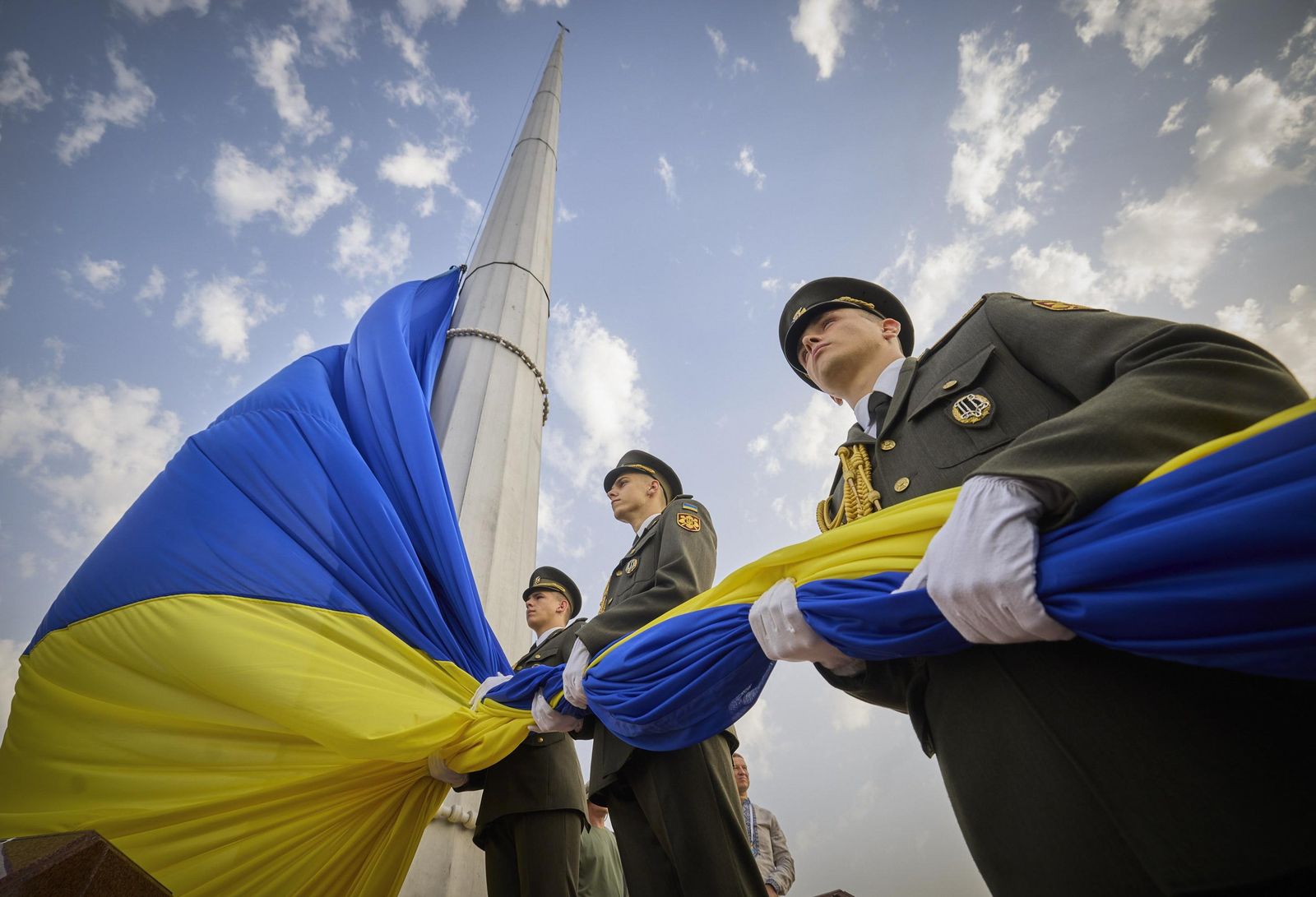 На этом фото, предоставленном пресс-службой президента Украины, солдаты почетного караула готовятся поднять украинский национальный флаг во время празднования Дня Государственного флага в Киеве. 23 августа / Пресс-служба президента Украины / AP