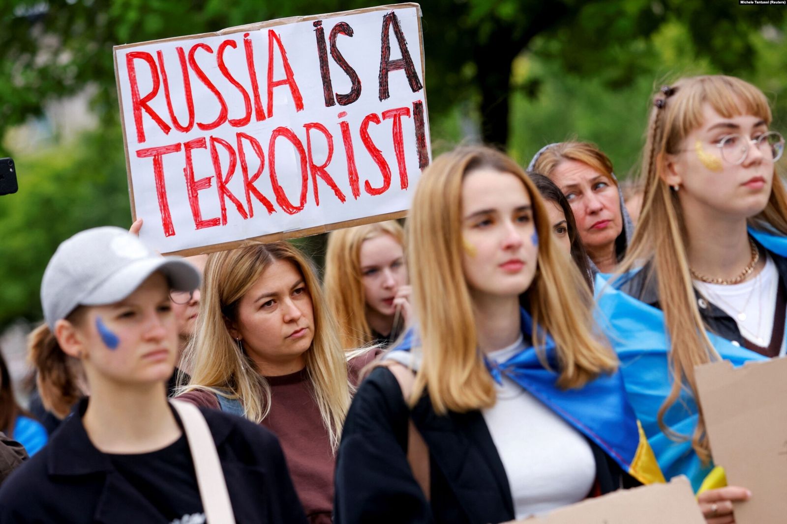 Украинцы протестуют против вторжения России в их страну возле офиса канцлера в Берлине. 8 июля / Michele Tantussi / Reuters / Radio Svoboda​