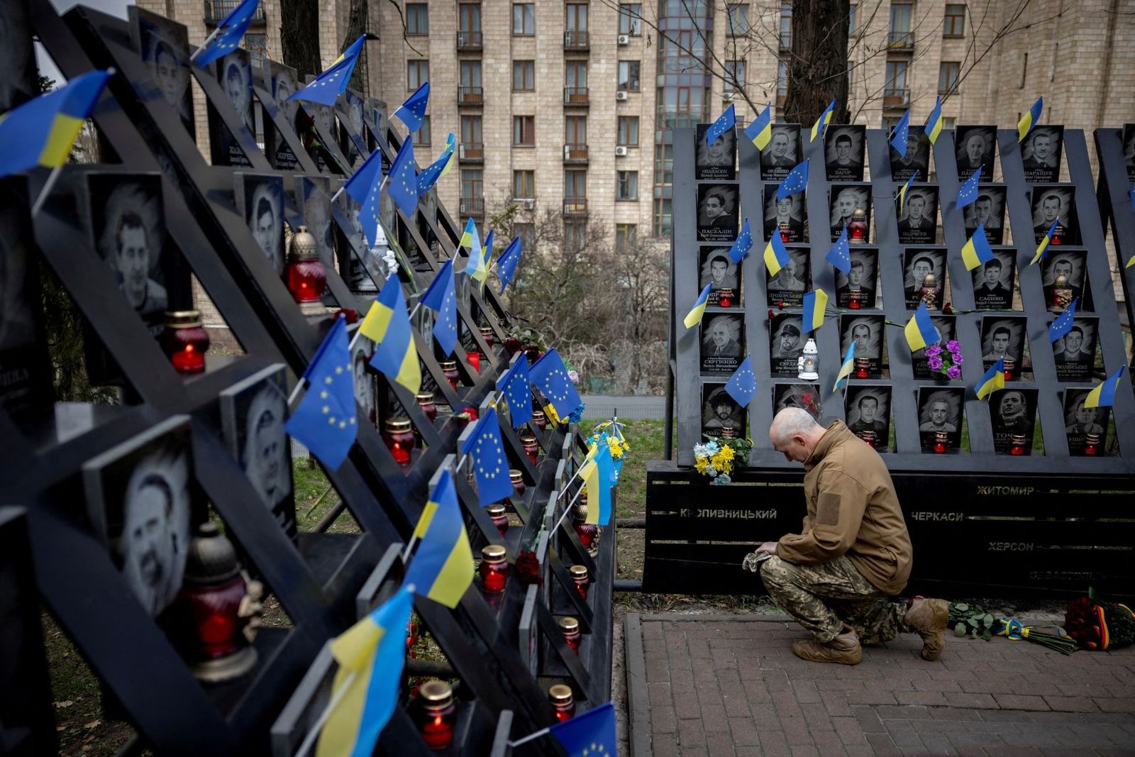 Военнослужащий украинской армии у мемориала «Небесной сотни» — участникам Евромайдана, погибших во время массовых демонстраций в 2014 году. Недавно Дискурс публиковал 5 историй от участников украинской революции, поделившихся рассказами в одном из но