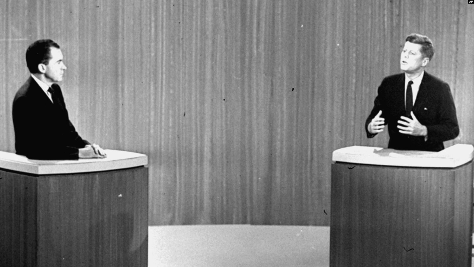 «Знаменитые дебаты 1960 года были абсолютно по-разному восприняты телезрителями и радиослушателями: те, кто слушал выступления кандидатов на пост президента, восприняли доводы Никсона как более убедительные, а те, кто смотрел эфир, были абсолютно уве