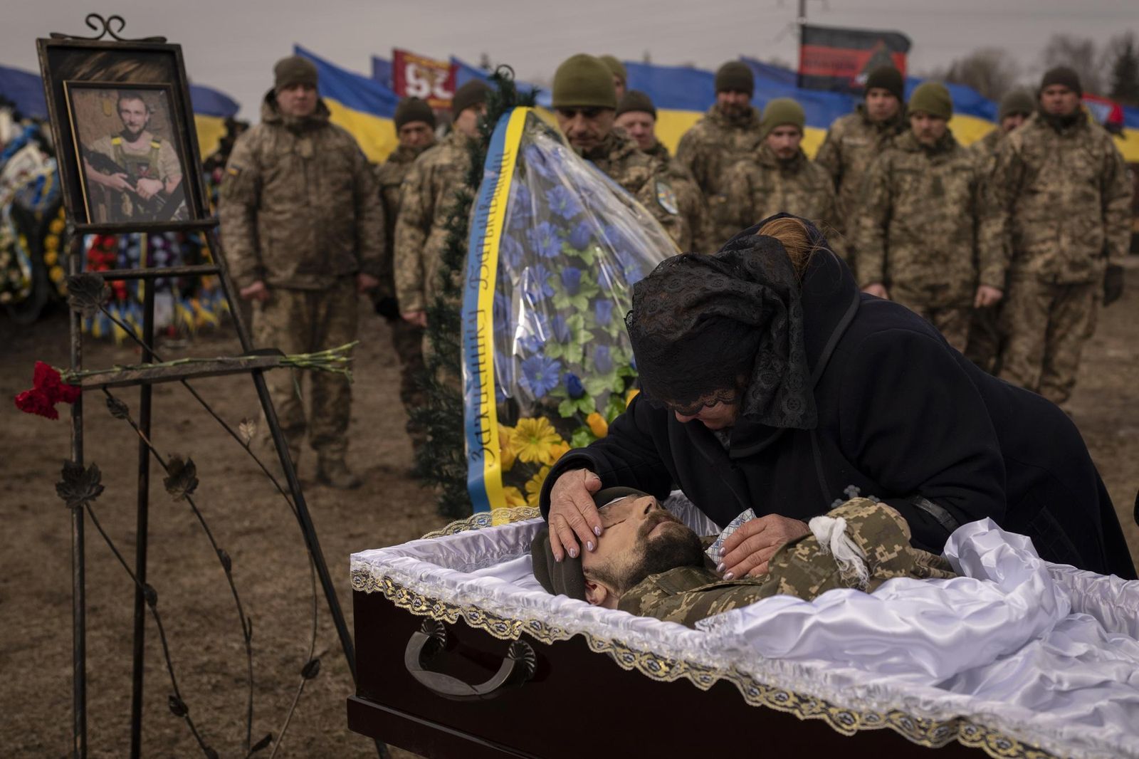 Татьяна Хуриева, мать убитого под Бахмутом украинского солдата Владимира Хуриева, плачет над его гробом в Борисполе. Глава ЧВК Вагнера Евгений Пригожин утверждает, что потери ВСУ составляют 10-11 тысяч человек в месяц. НАТО заявляет, что российские в