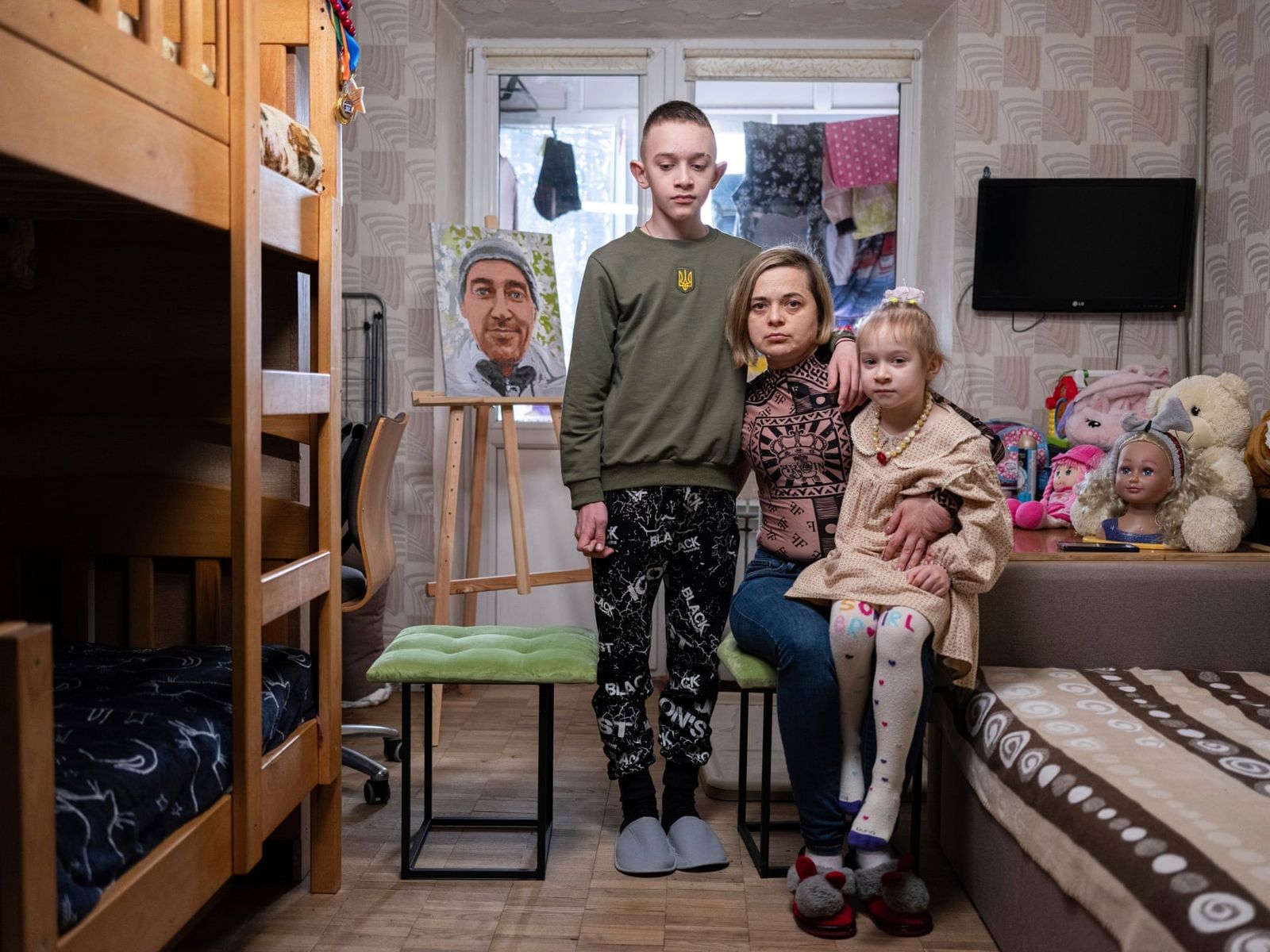 39-летняя Наталья Шелешей с детьми 12-летним Егором и 5-летней Анастасией в своей квартире в Киеве. Её муж Сергей пропал без вести вместе с тремя товарищами в Донецкой области 12 октября 2022 года. «Год и пять месяцев я жила в неопределенности, жив м