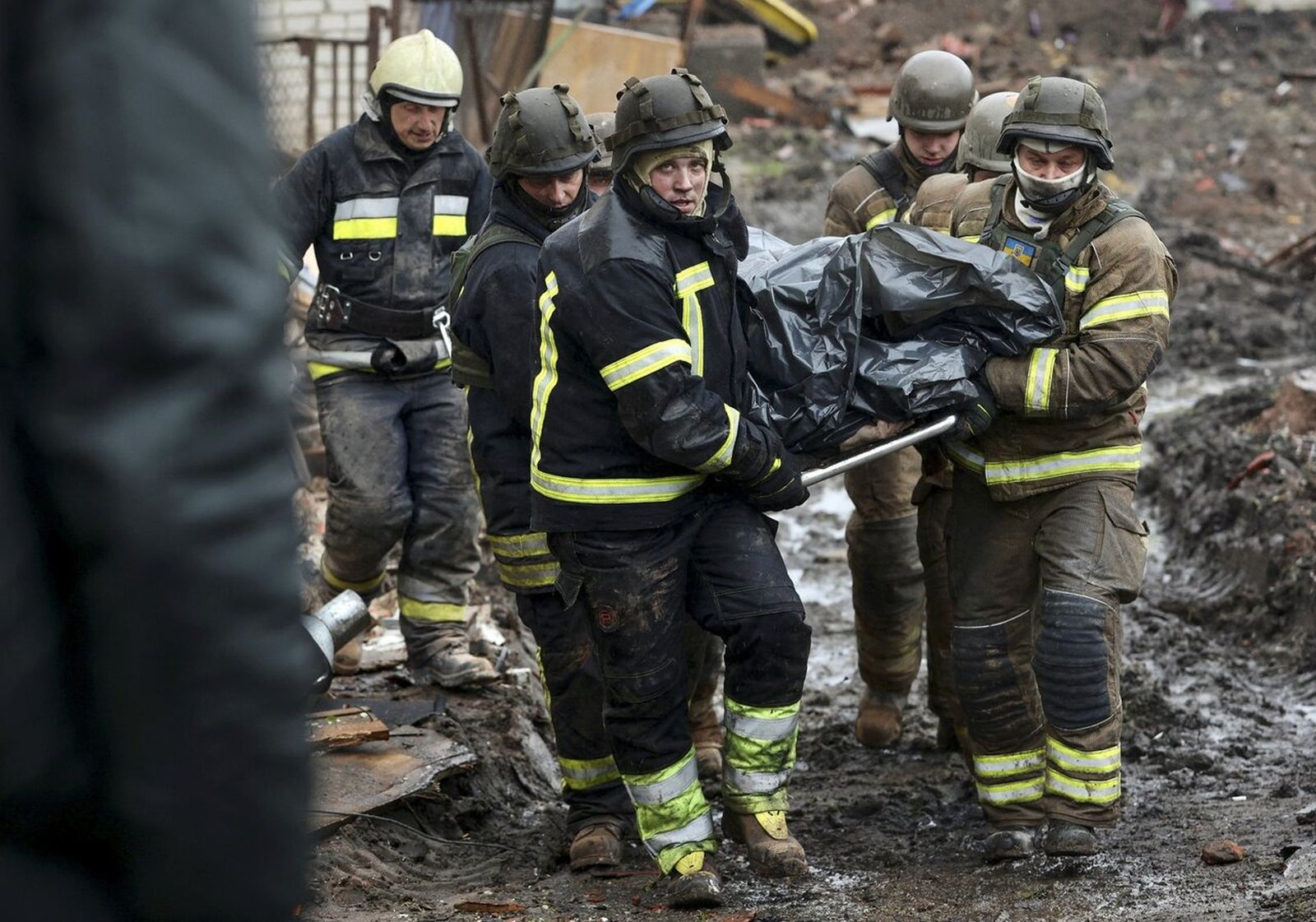 Российские войска 25 апреля обстреляли Купянск — город в восточной части Харьковской области, освобожденный ВСУ в сентябре 2022 года, спустя больше полугода оккупации. Удар пришелся на Краеведческий музей. Глава Харьковской областной военной админист