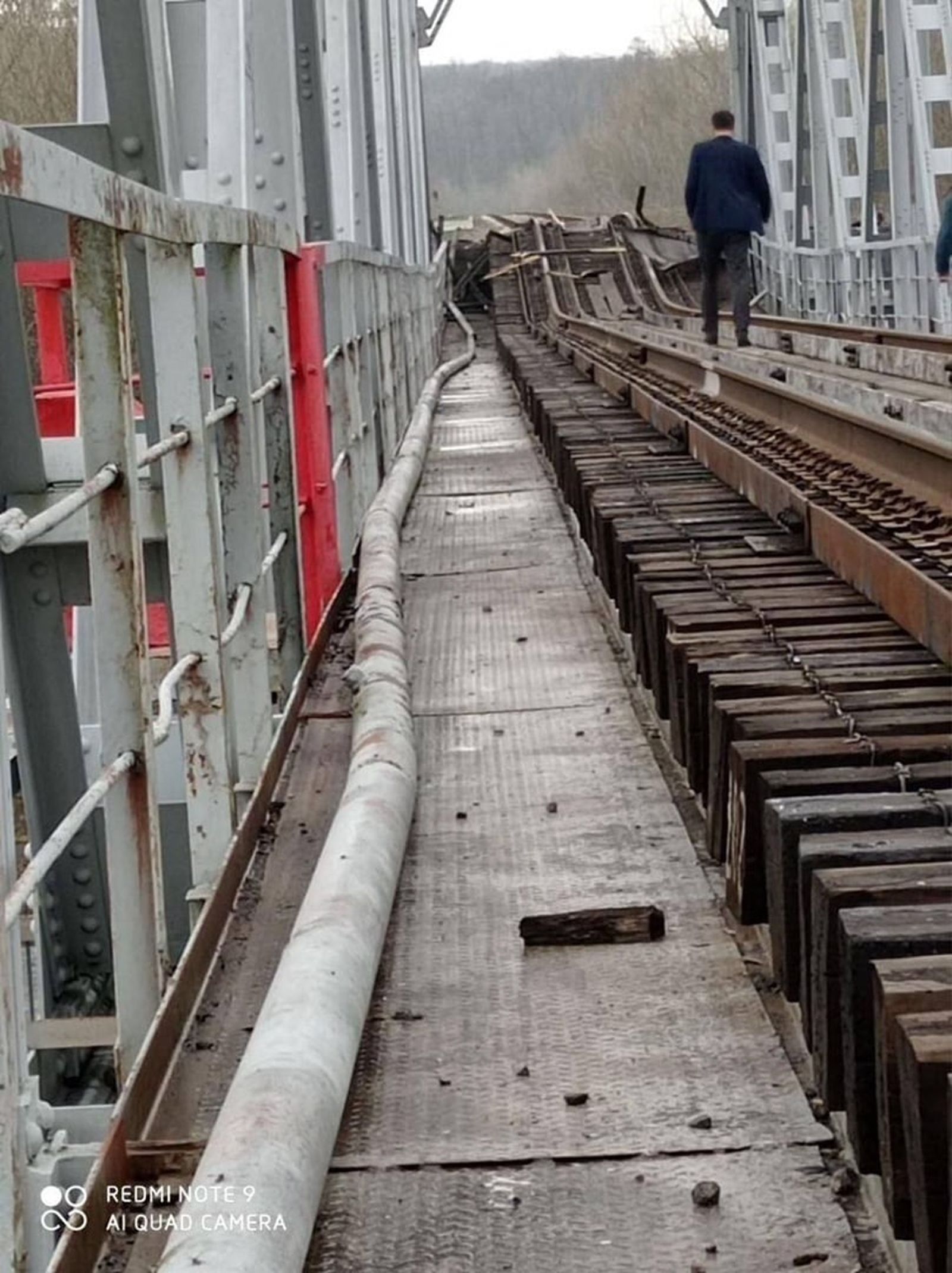 В Шебекинском районе Белгородской области повреждён железнодорожный мост. Жертв и пострадавших нет, причины произошедшего выяснит следственная группа, заявил губернатор области Вячеслав Гладков. Ранее местные власти сообщали о падении снарядов на тер