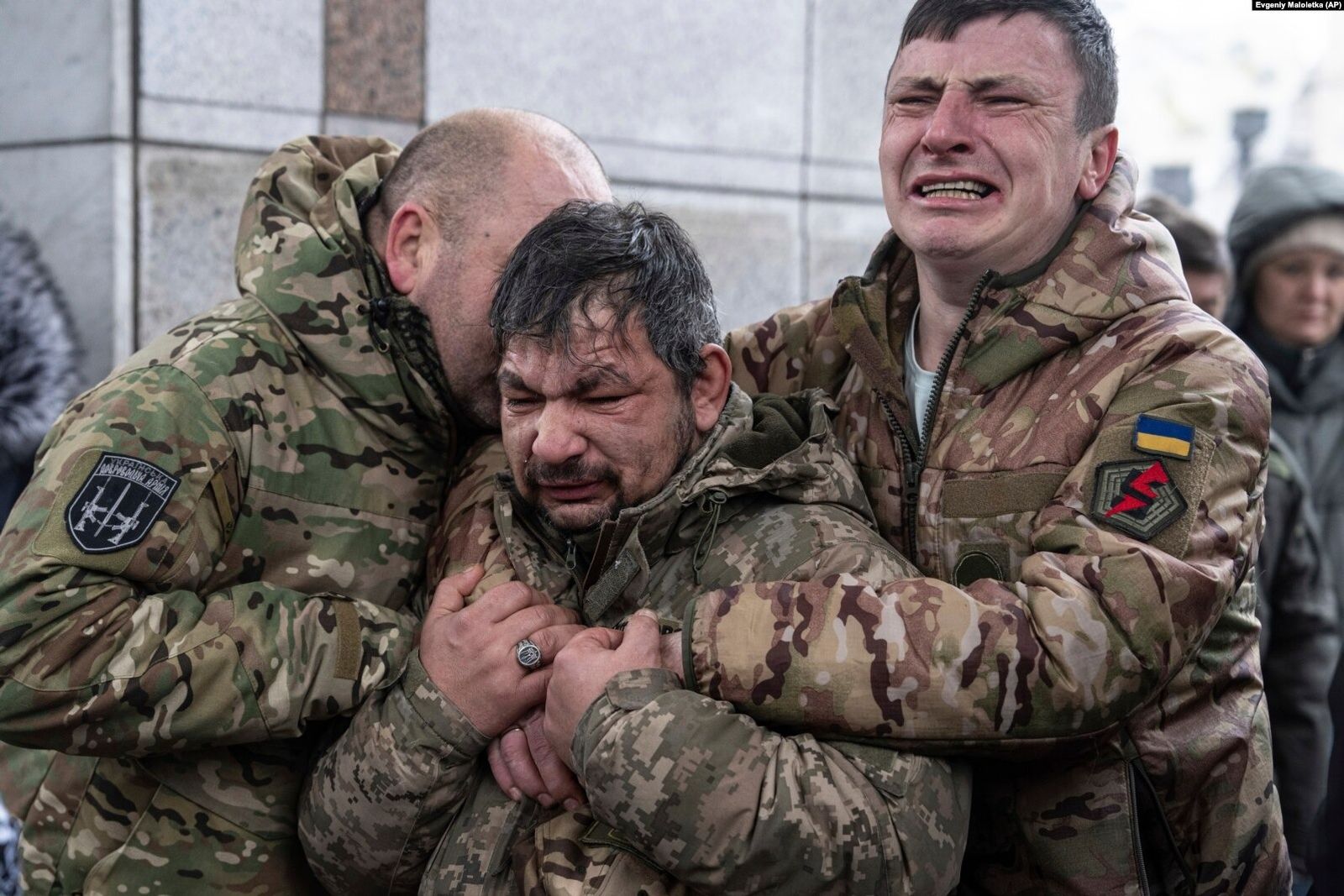 Украинские солдаты плачут у гроба своего товарища во время панихиды на площади Независимости в Киеве. 15 декабря / Evgeniy Maloletka / AP Photo